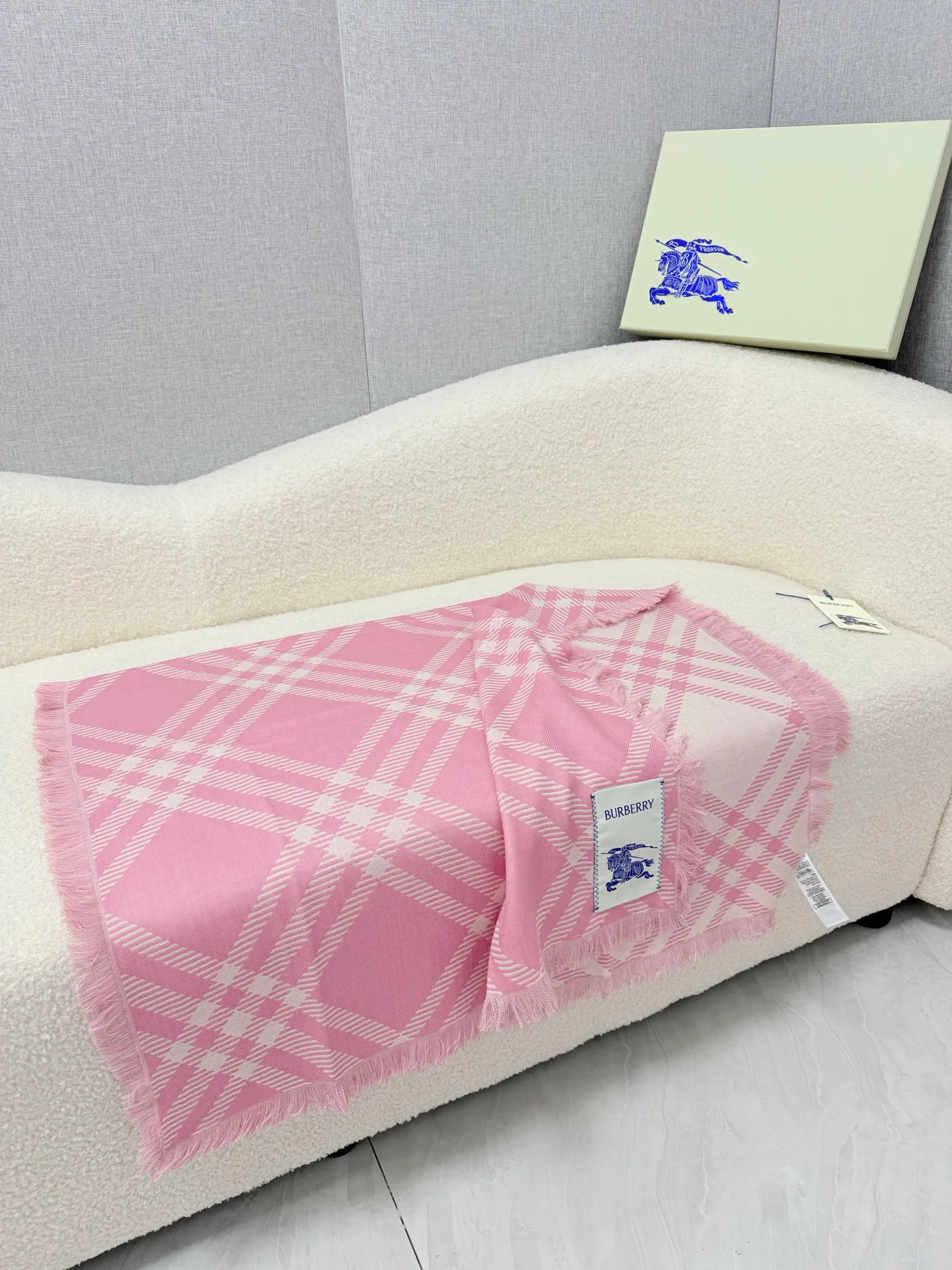 Шарфы Burberry 18322315