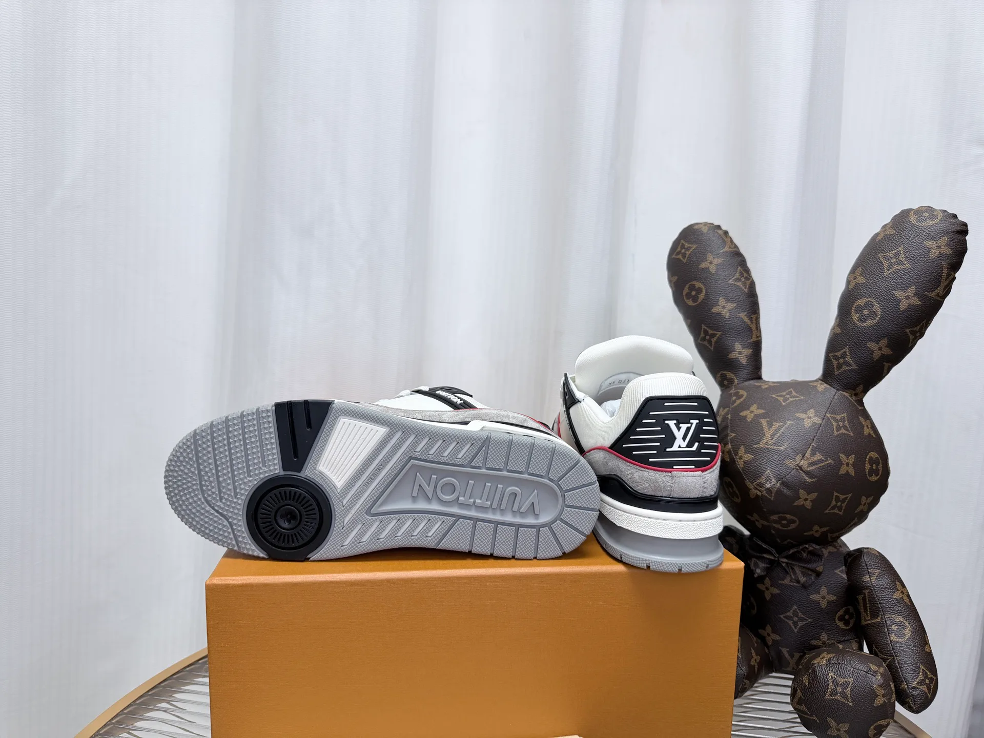 Кроссовки Женские Louis Vuitton 18234391