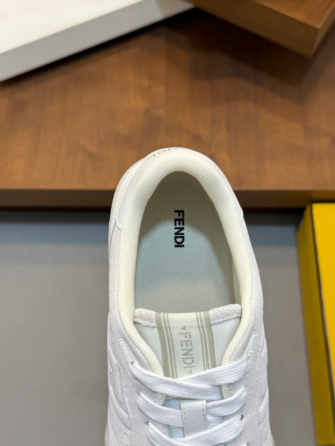 Кроссовки Женские Fendi 18116591