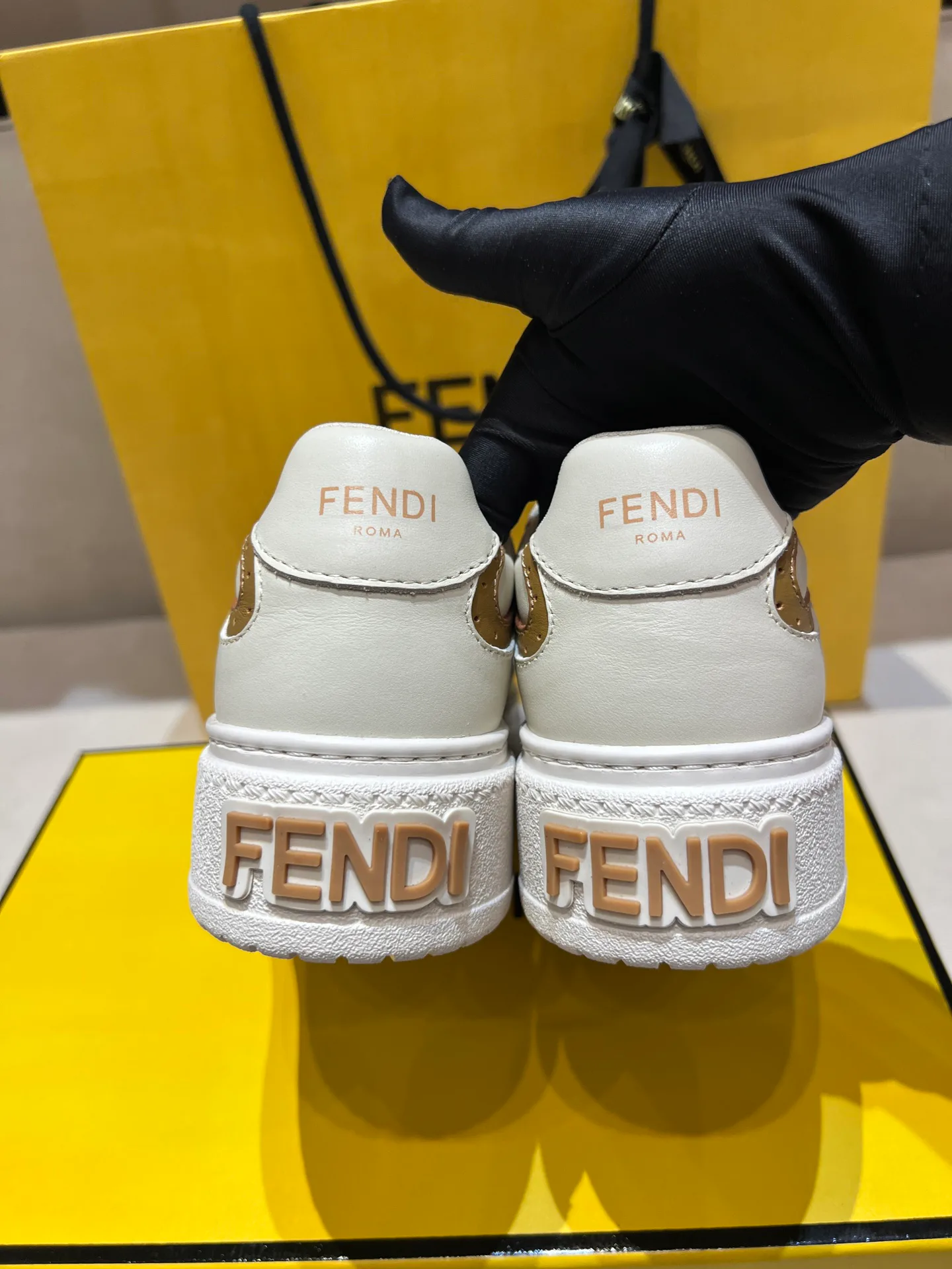 Кроссовки Женские Fendi 139609
