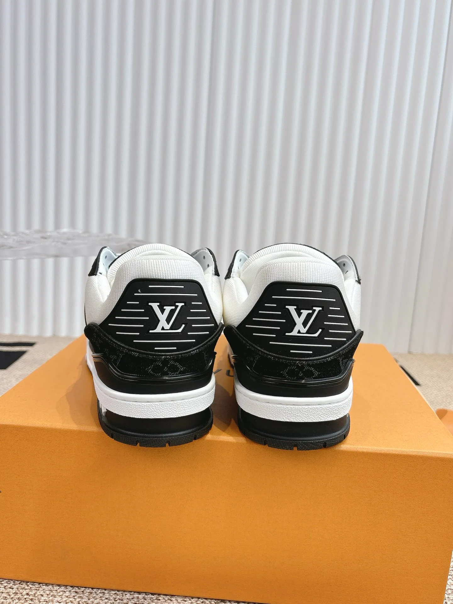 Кроссовки Женские Louis Vuitton 18324778