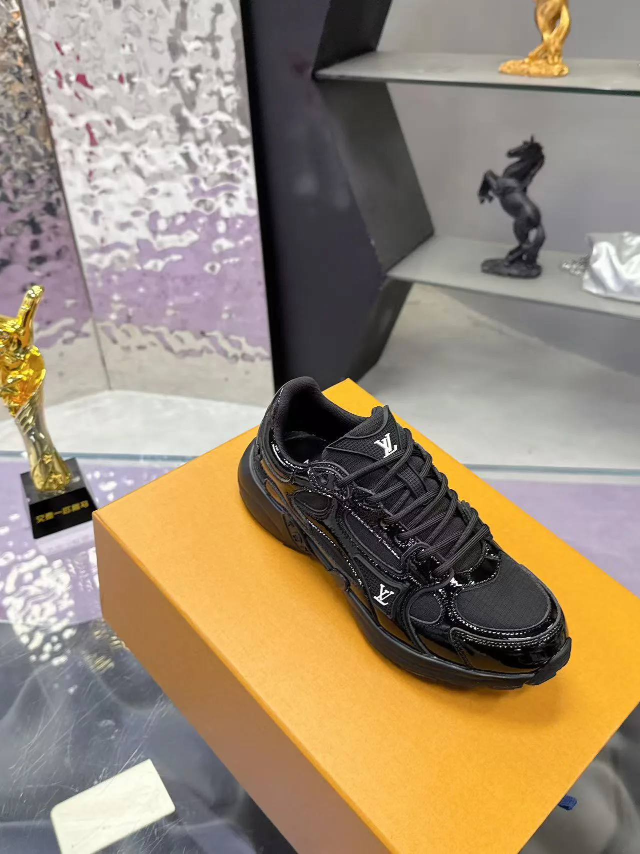 Кроссовки Женские Louis Vuitton 17530422