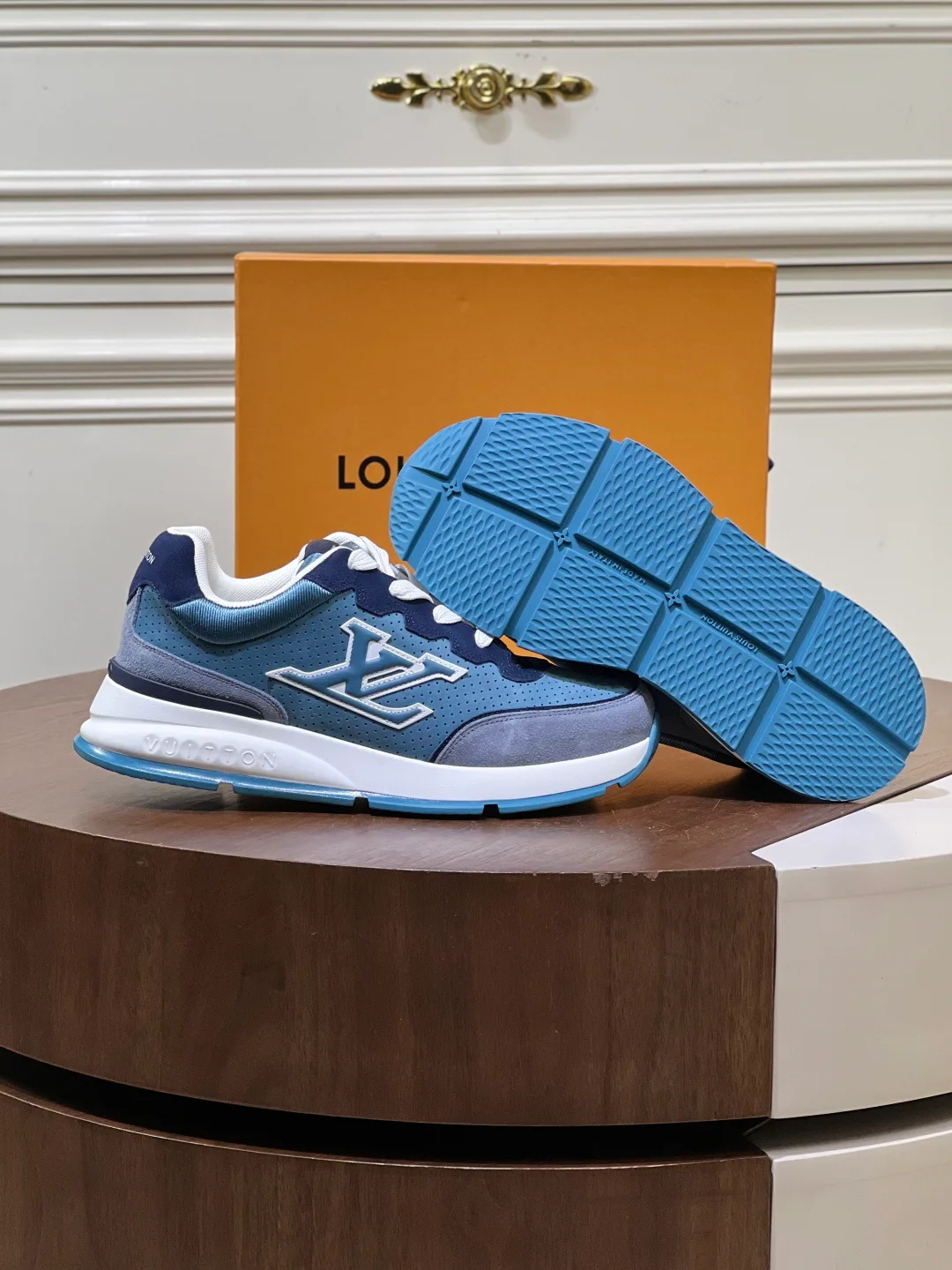 Кроссовки Мужские Louis Vuitton 17460374