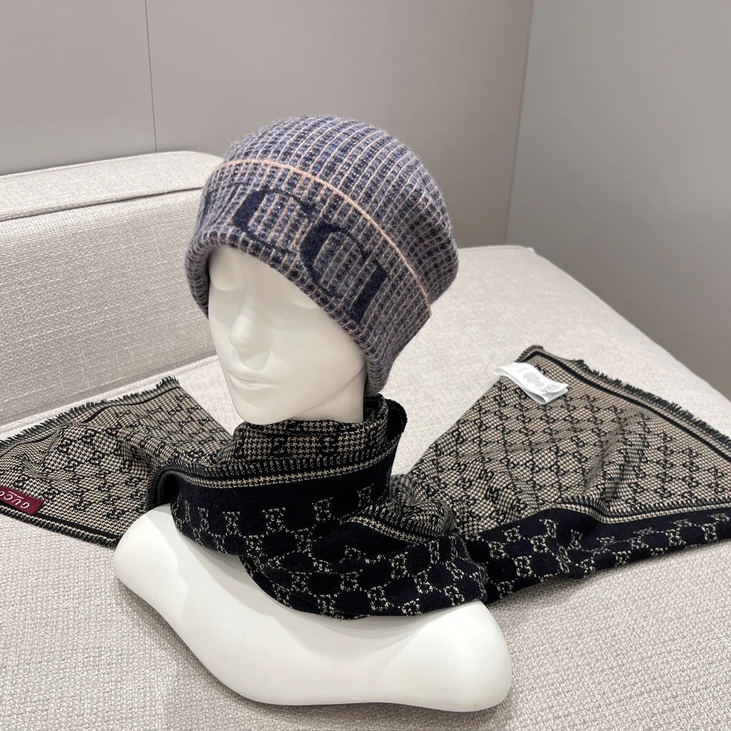 Шарфы Gucci 17992015