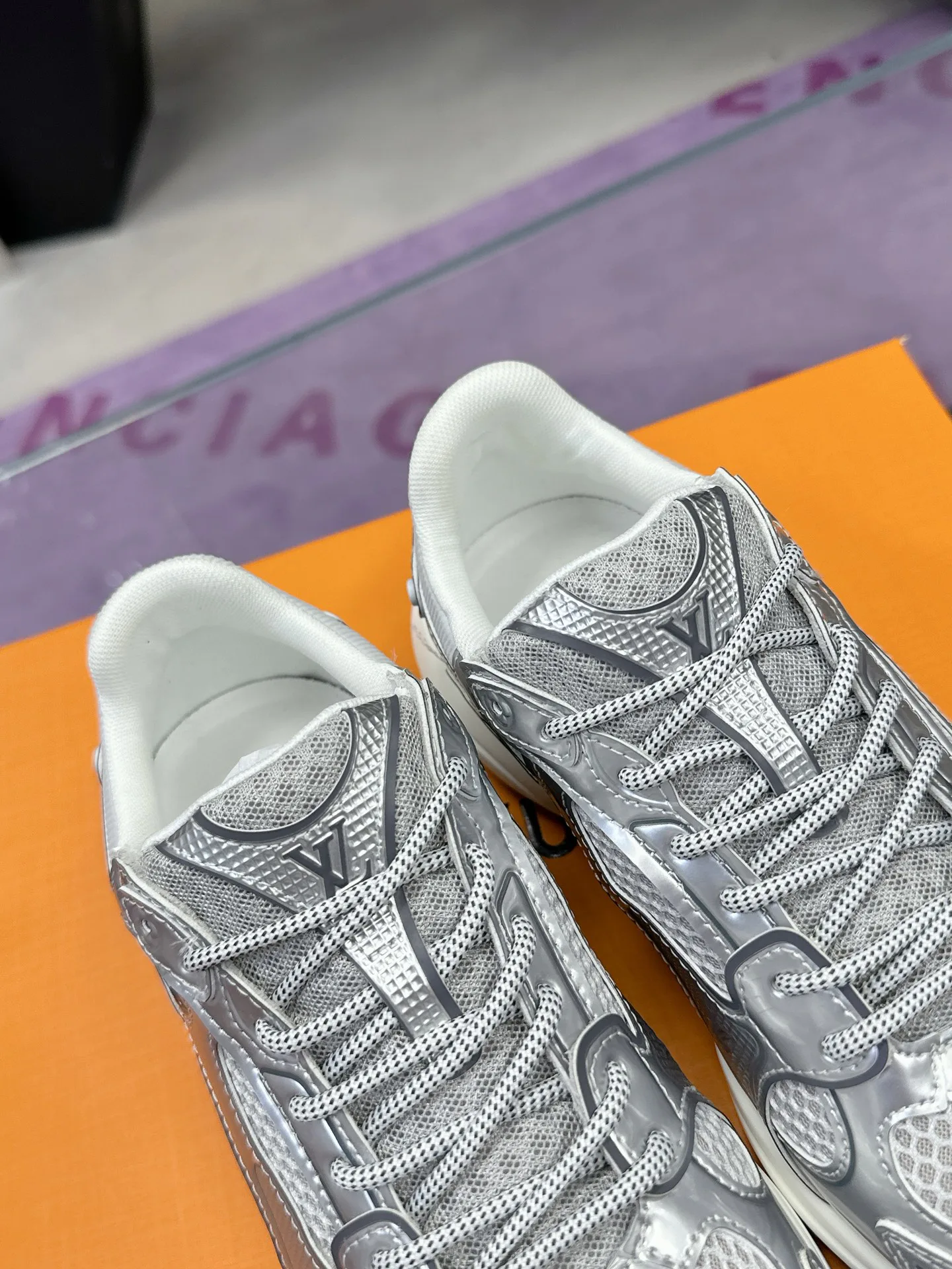 Кроссовки Женские Louis Vuitton 17530430
