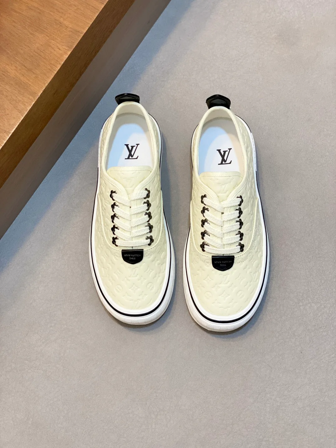 Кроссовки Мужские Louis Vuitton 18707521