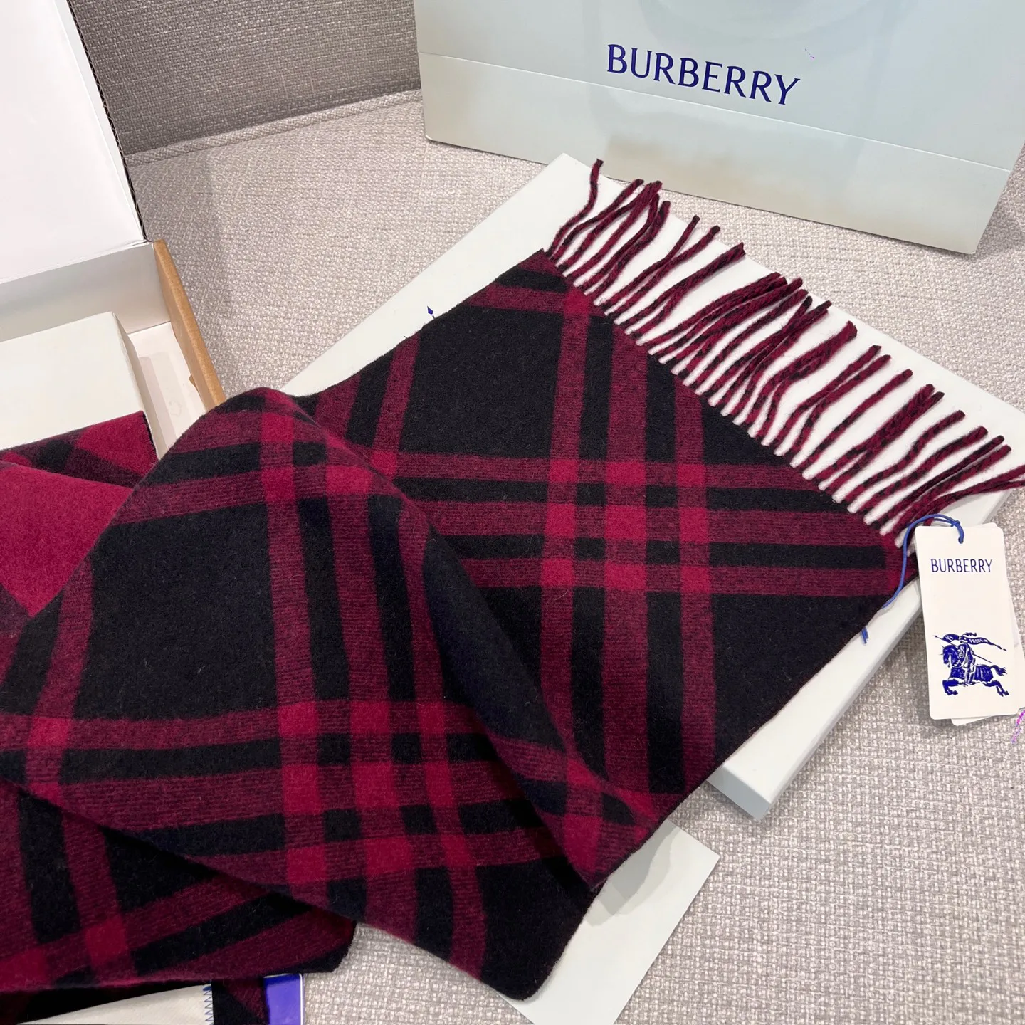 Шарфы Burberry 17945523