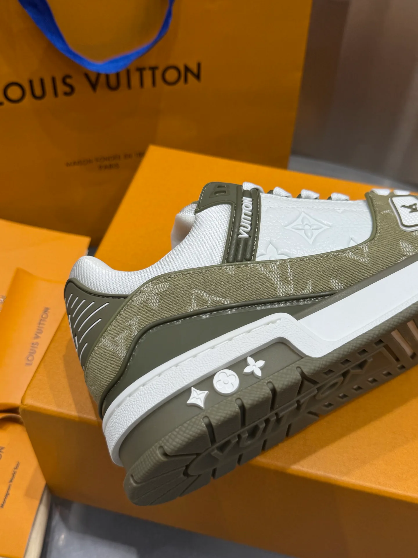 Кроссовки Женские Louis Vuitton 19073345