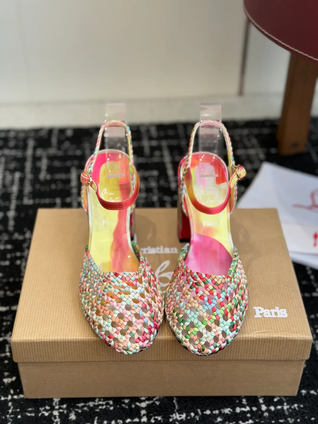 Босоножки Женские Christian Louboutin 19633361