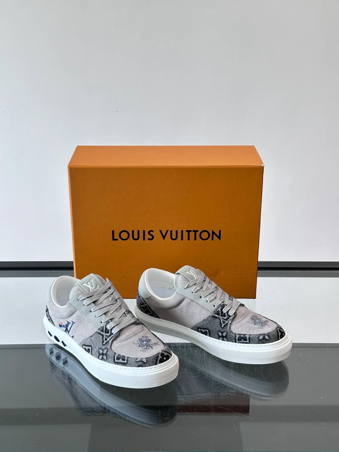 Кроссовки Женские Louis Vuitton 17037735