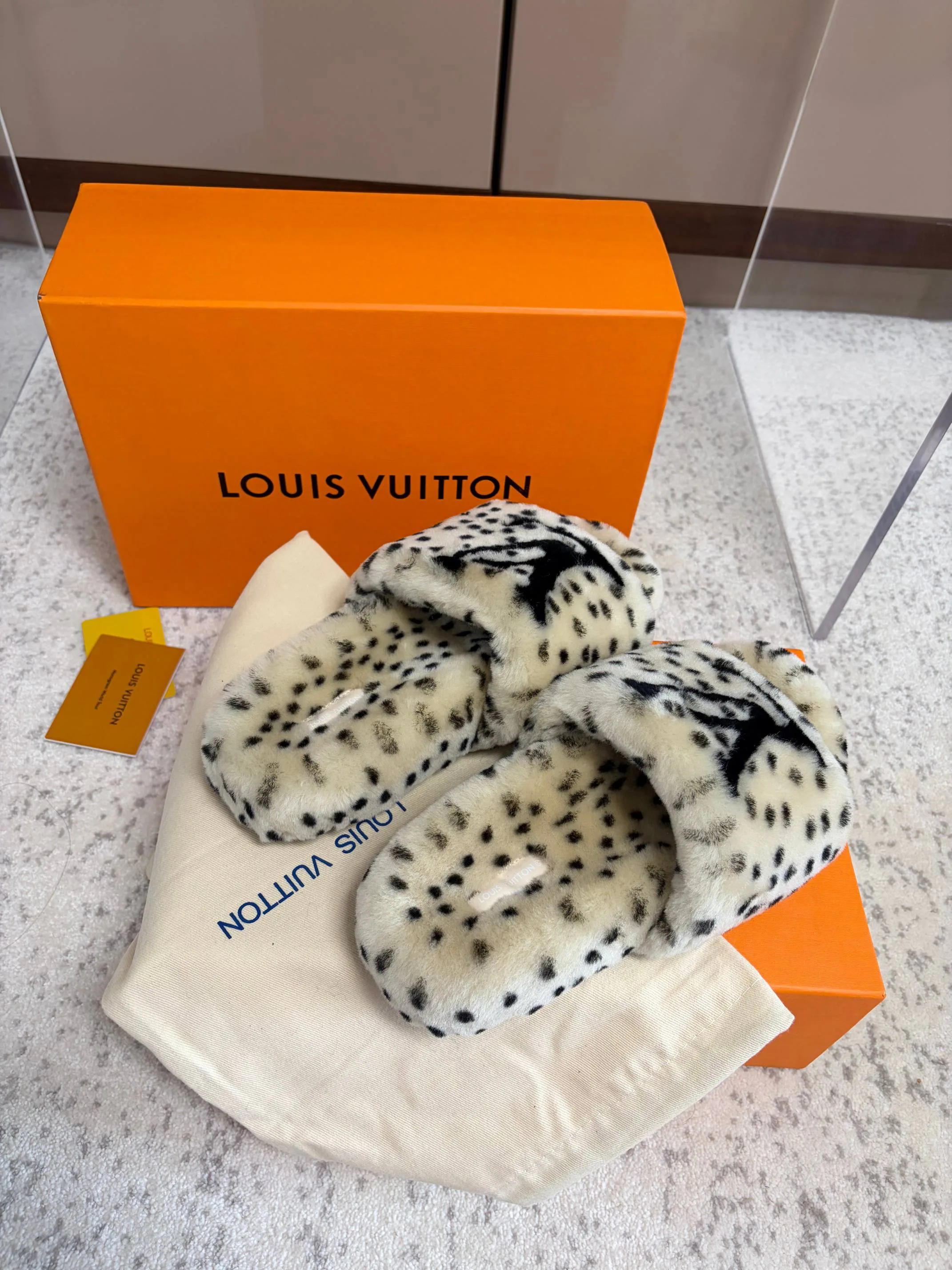Тапочки Женские Louis Vuitton 18436103
