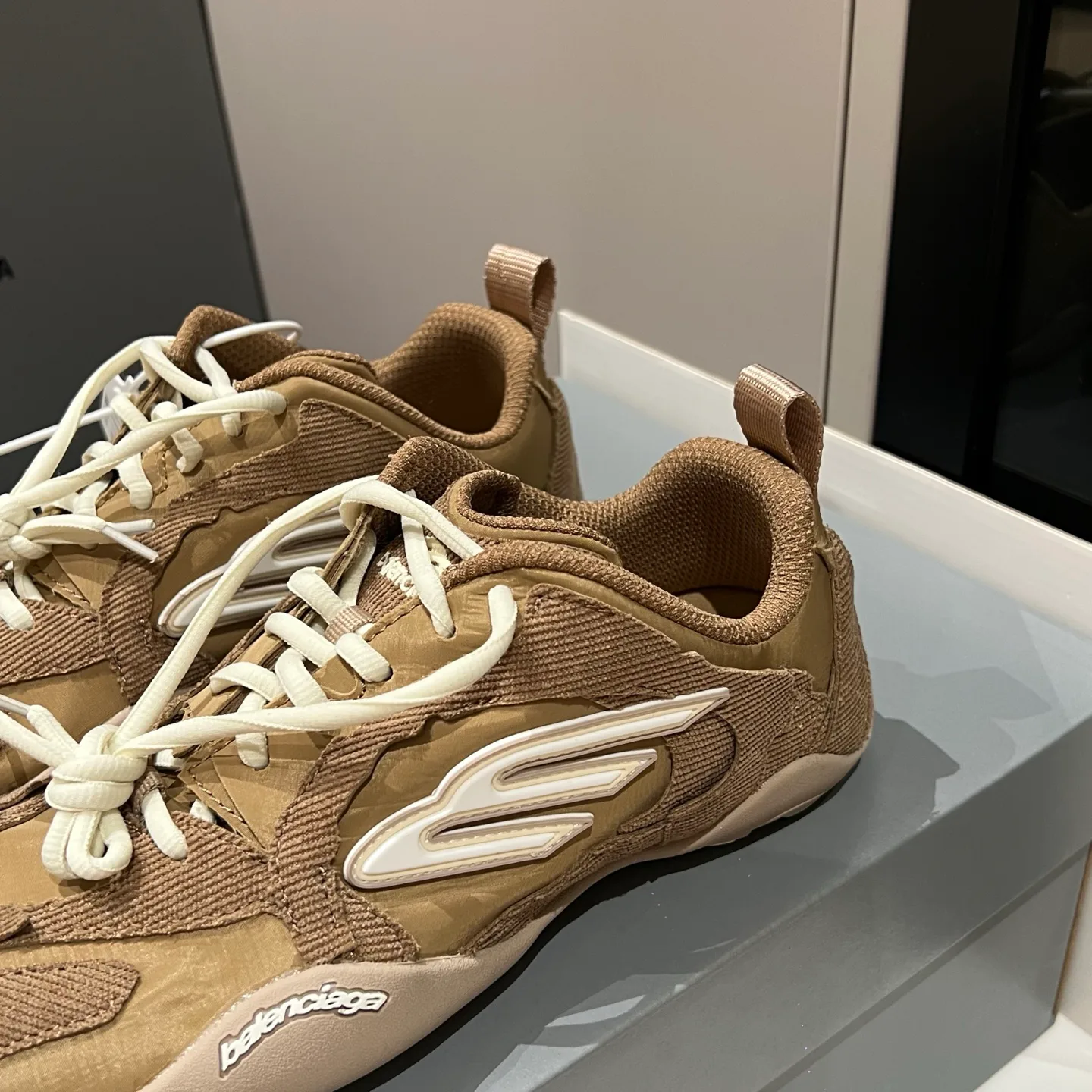 Кроссовки Женские Balenciaga 12948697