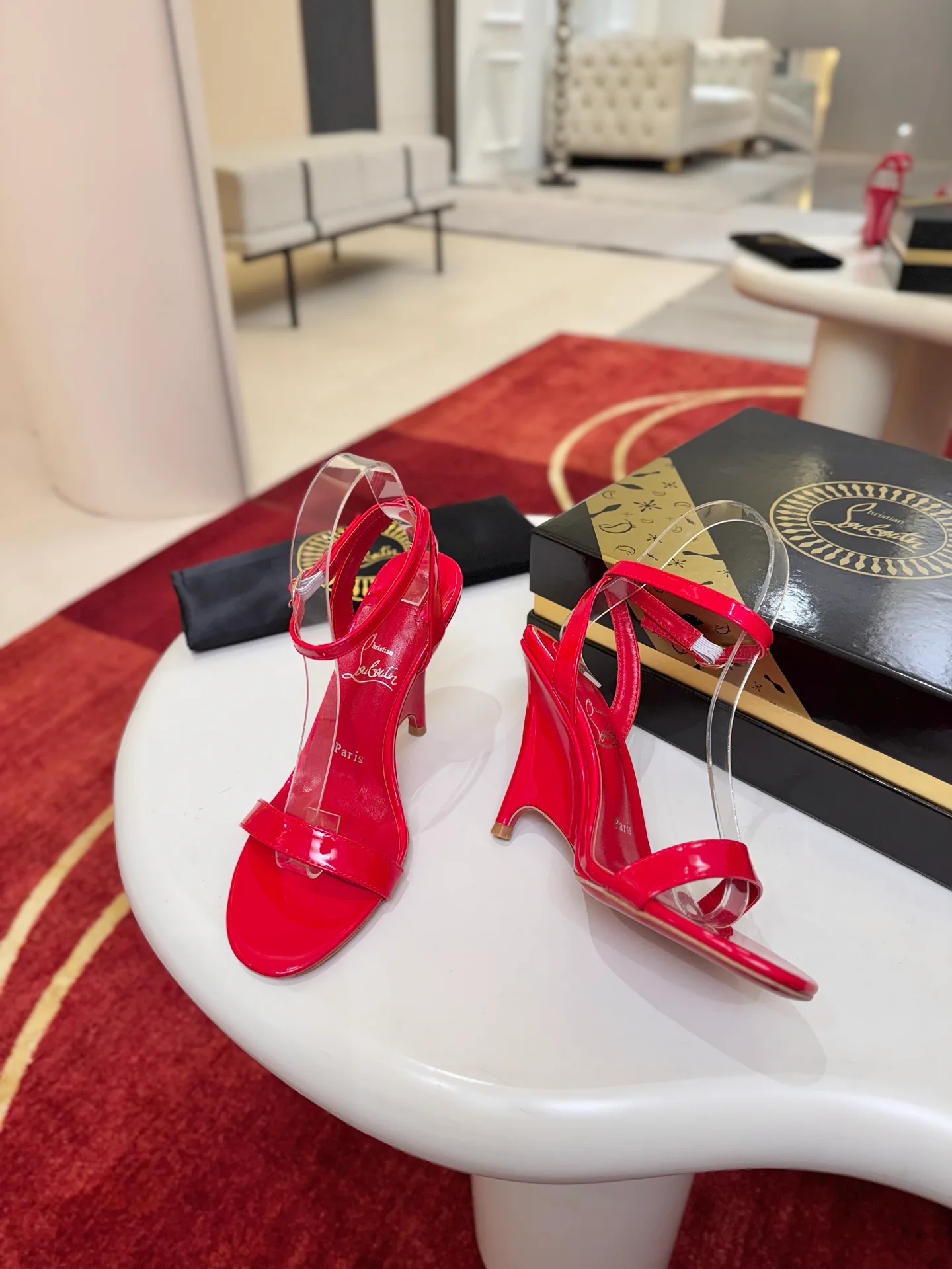 Босоножки Женские Christian Louboutin 18821460