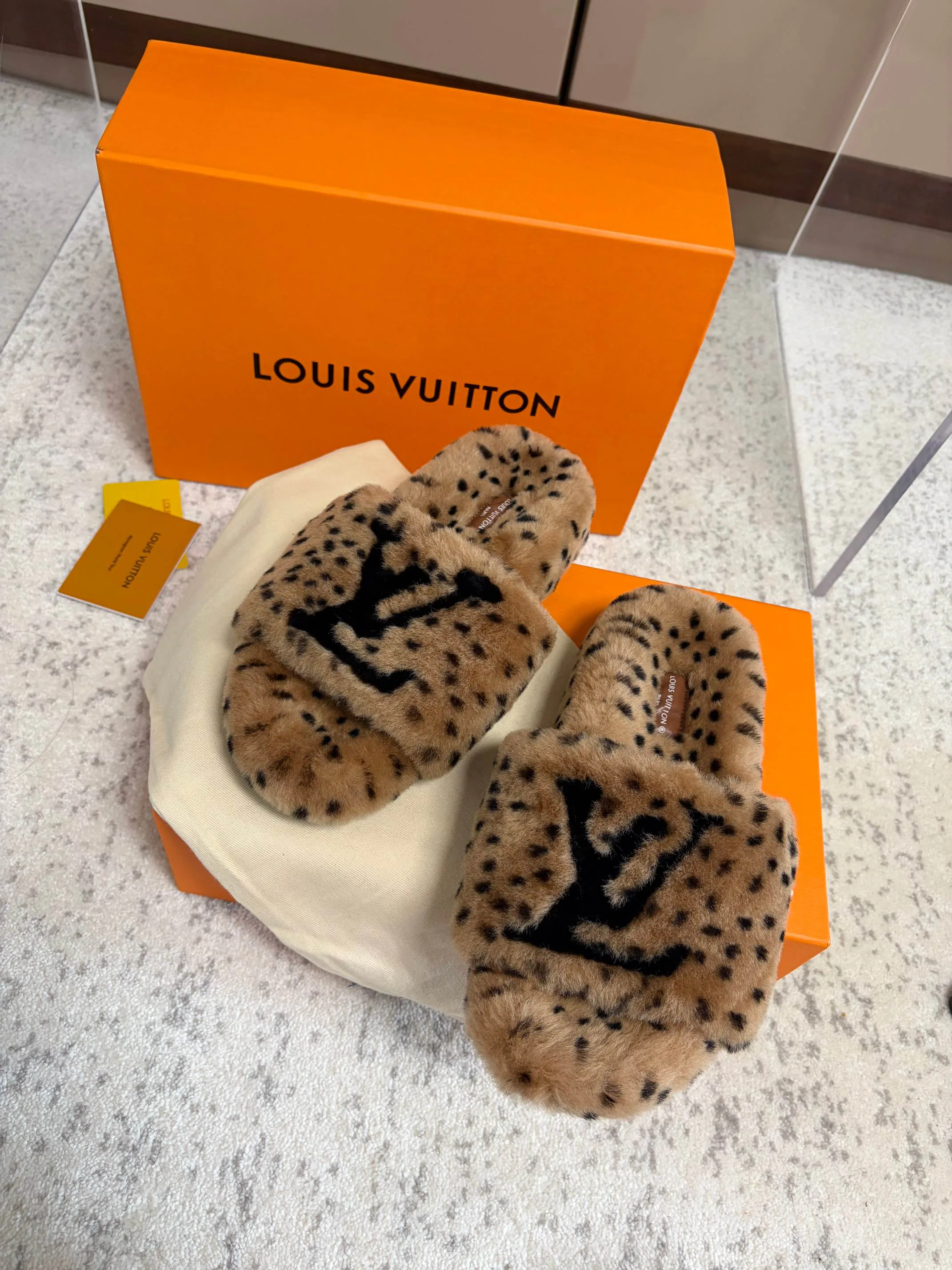 Тапочки Женские Louis Vuitton 18823518