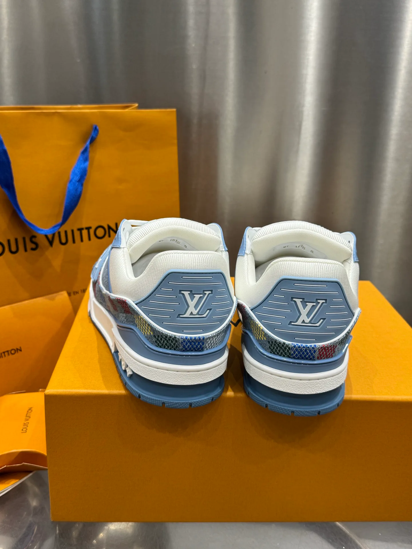 Кроссовки Мужские Louis Vuitton 19073348