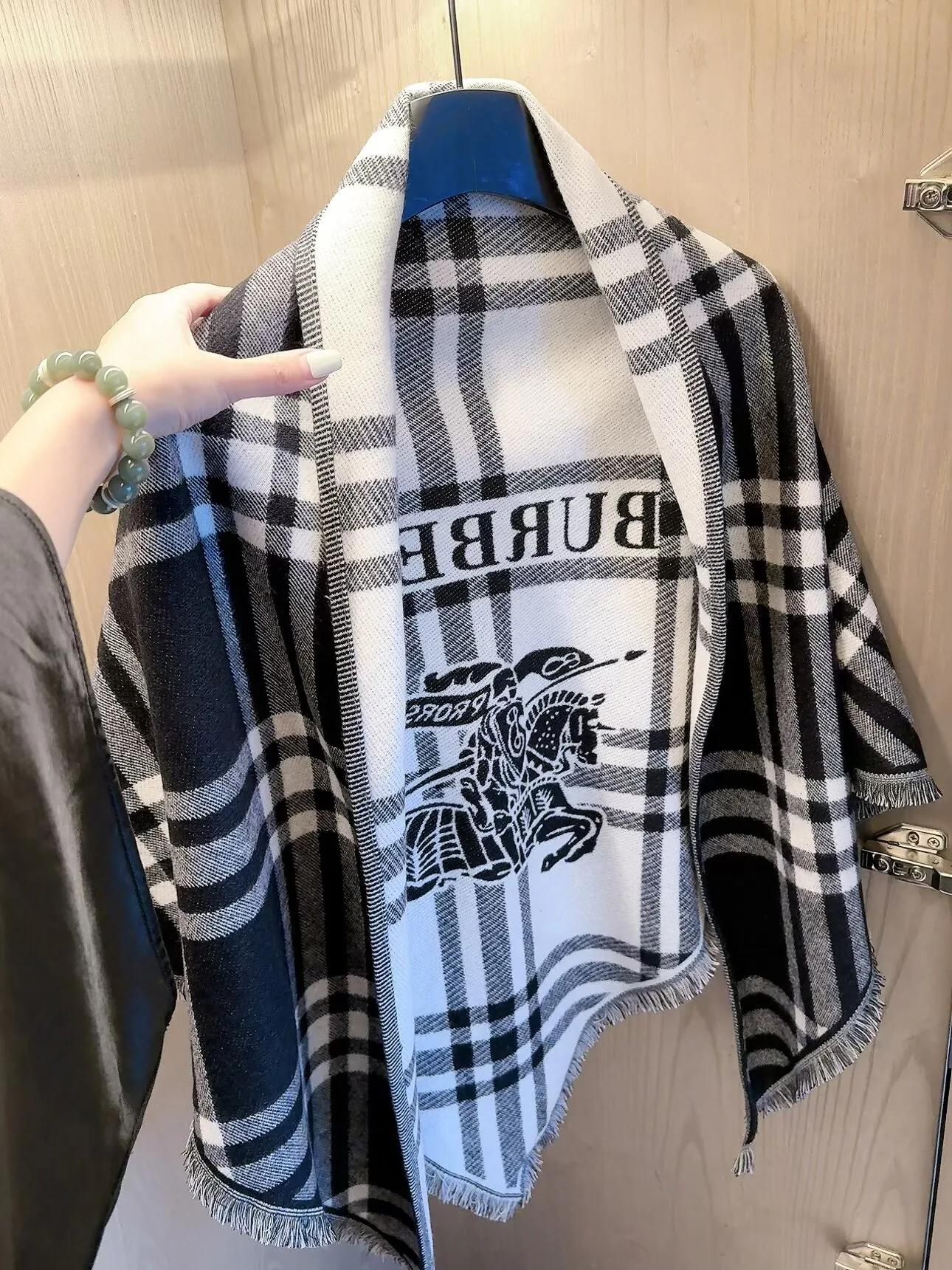 Шарфы Burberry 18445201