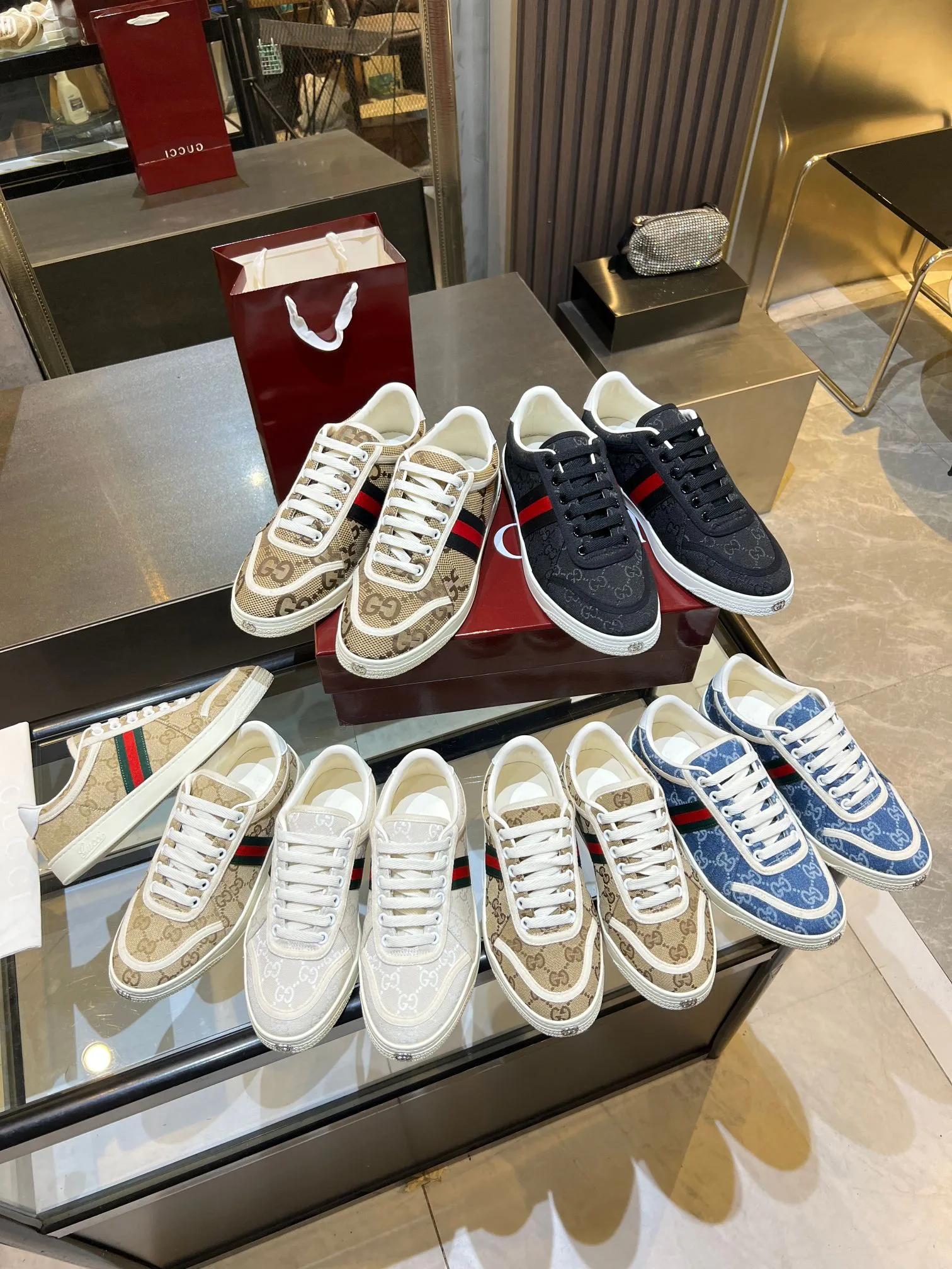 Кроссовки Женские Gucci 19811675