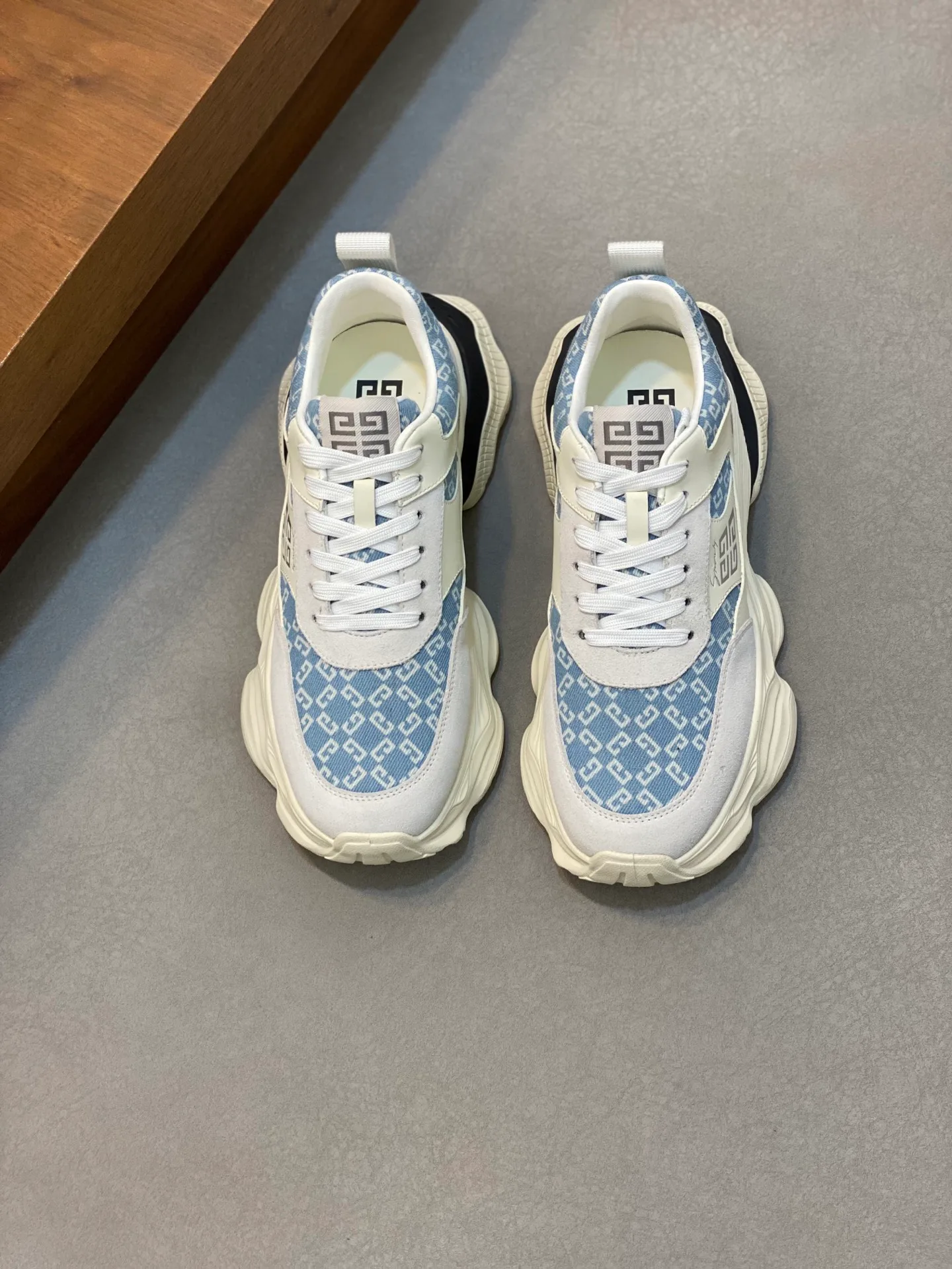 Кроссовки Женские Givenchy 11300