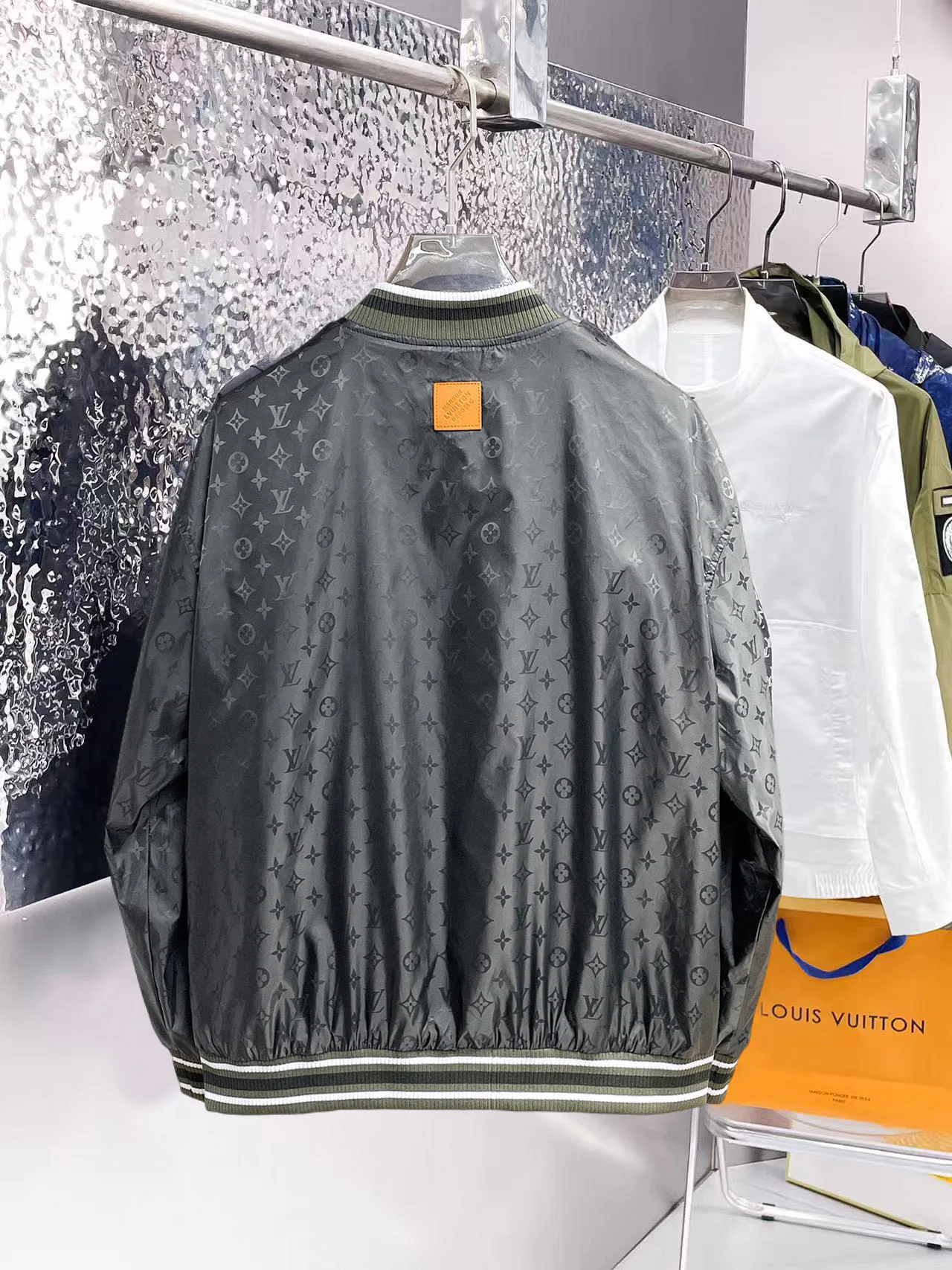 Куртки И Пуховики Мужские Louis Vuitton 9352278