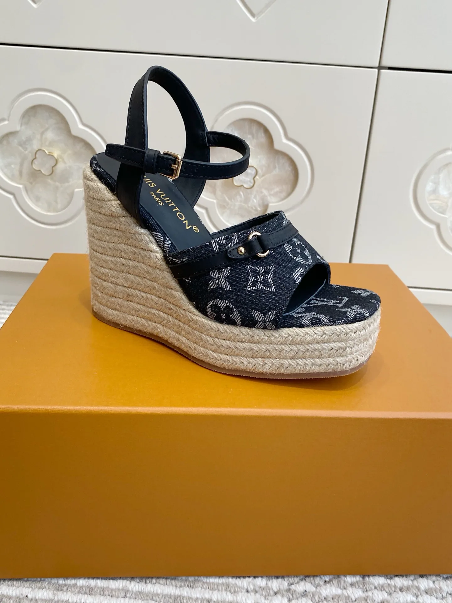 Босоножки Женские Louis Vuitton 12779850