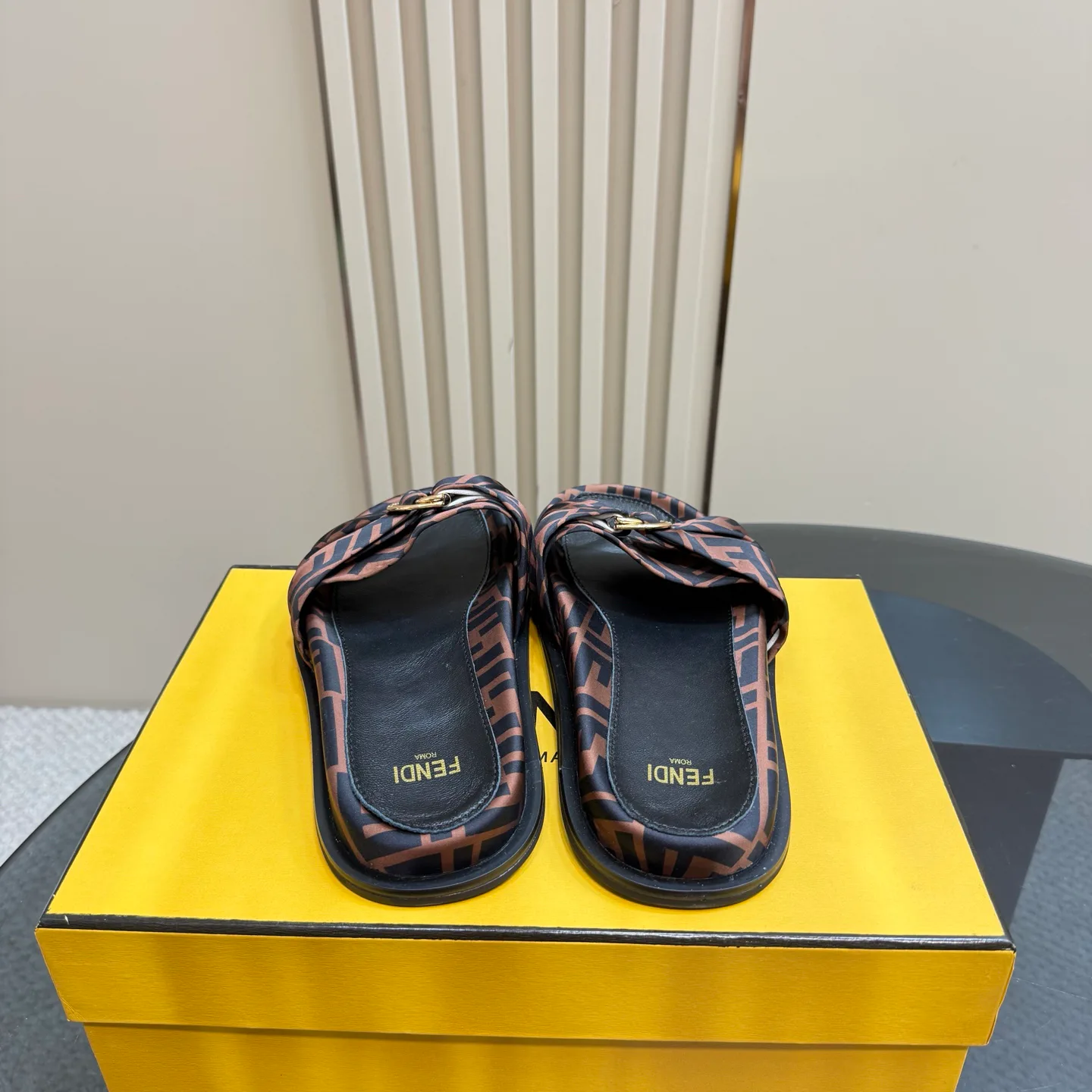 Шлепанцы Женские Fendi 23410