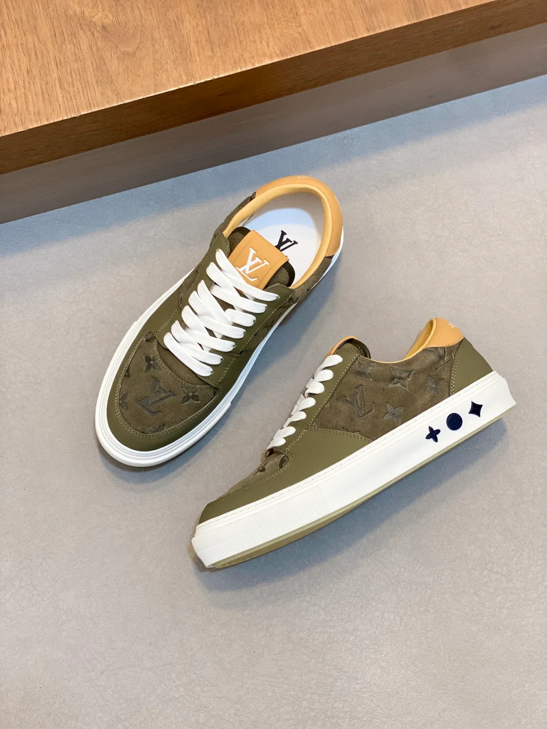 Кроссовки Мужские Louis Vuitton 19054359