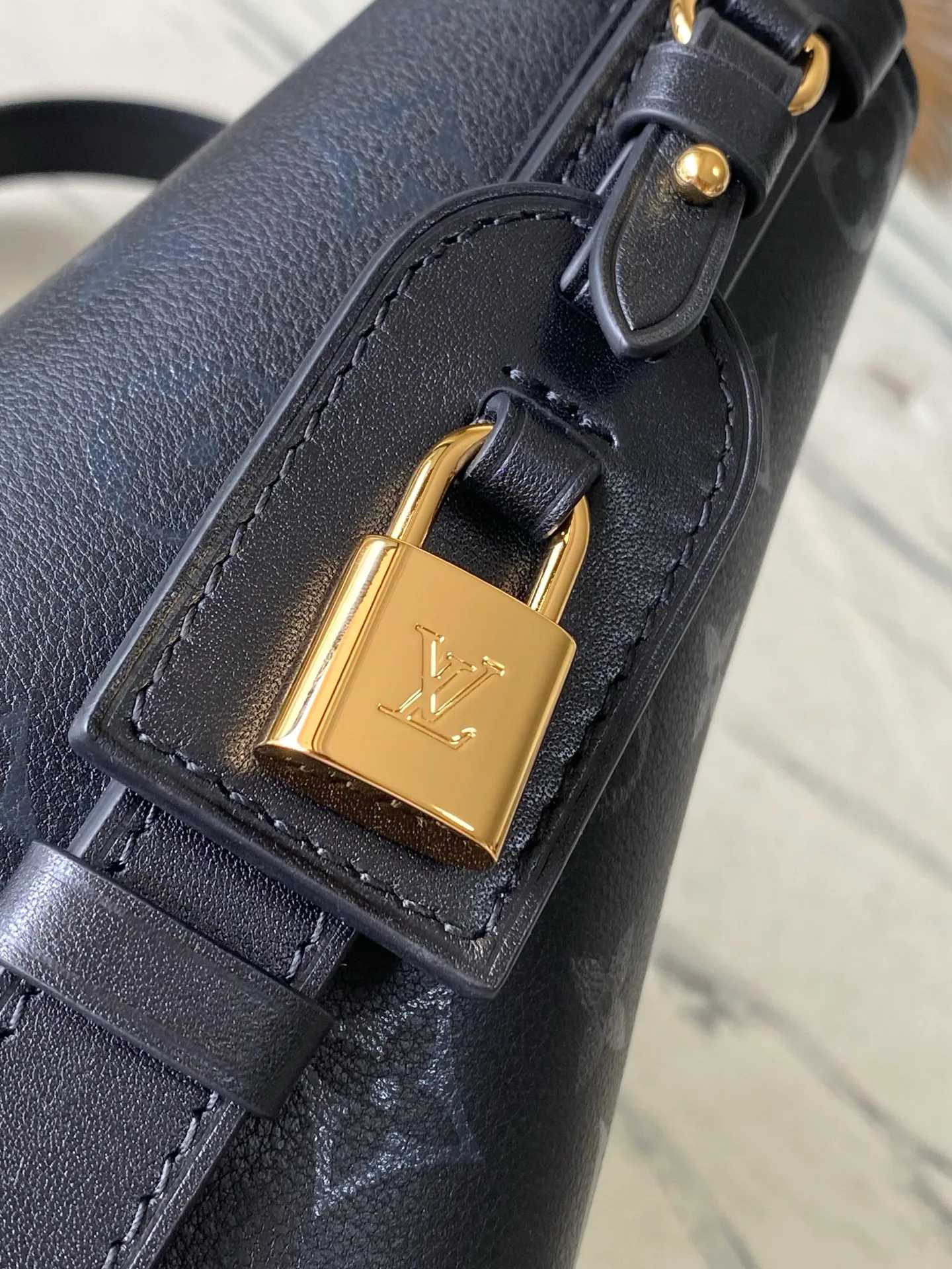 Классические Сумки Женские Louis Vuitton 18240363