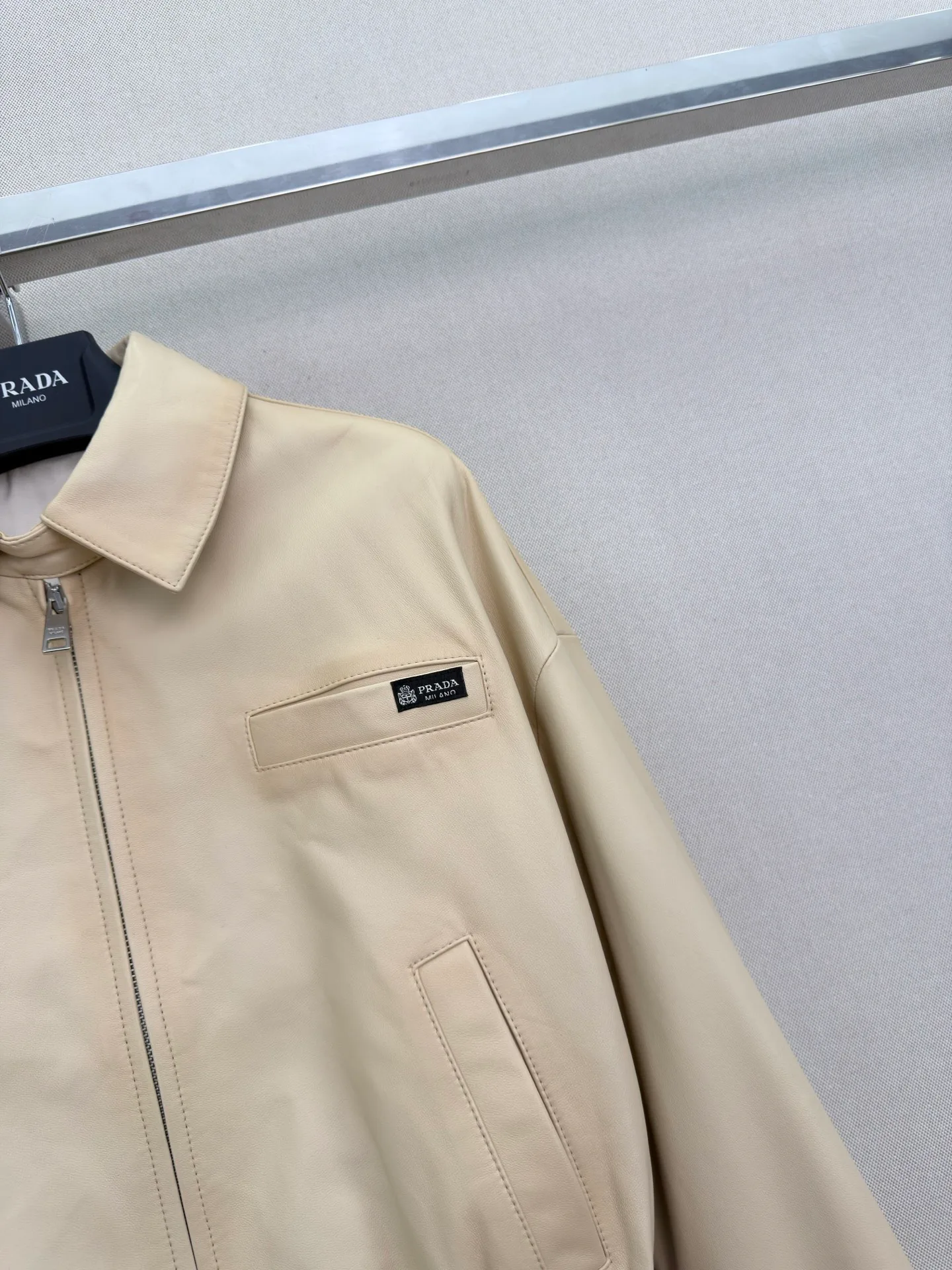 Кожаные Куртки И Дублёнки Женские Prada 18173057
