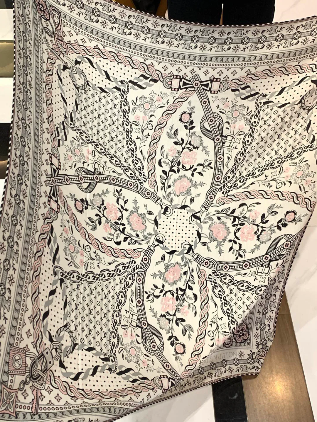 Шарфы Louis Vuitton 895230