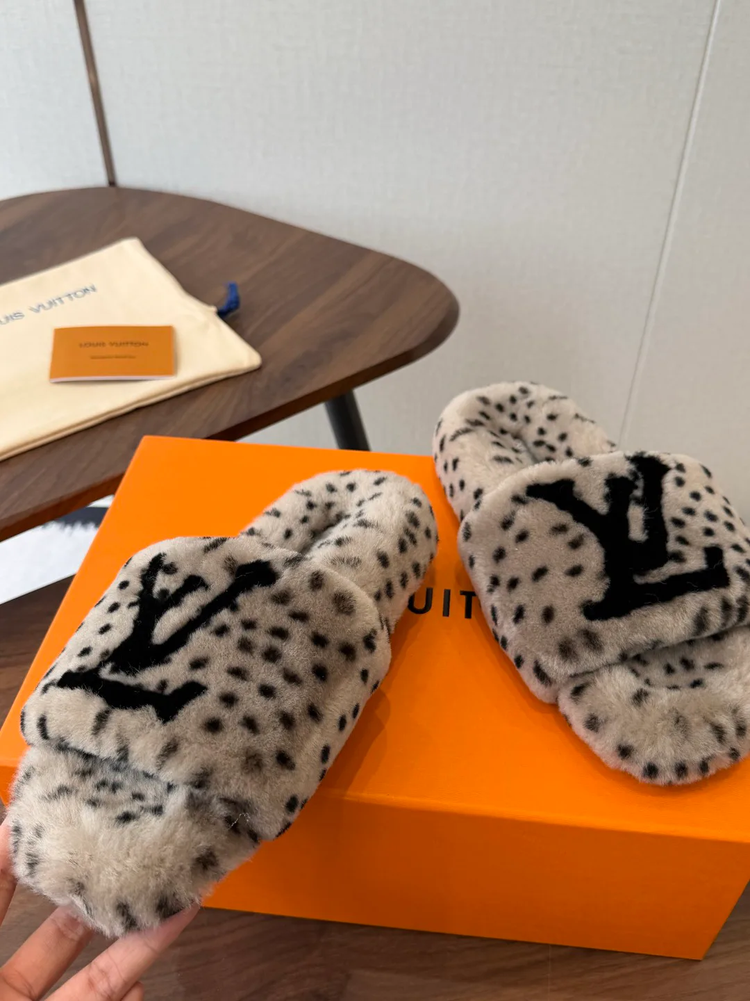 Тапочки Женские Louis Vuitton 18182967
