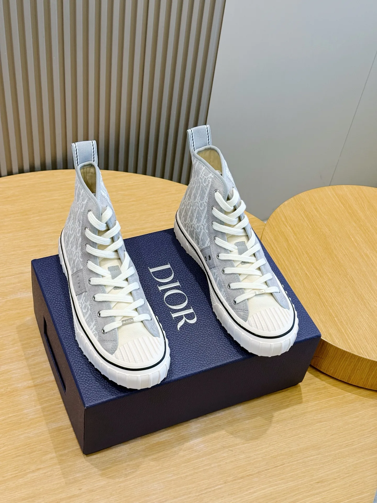 Кроссовки Женские Christian Dior 18101575
