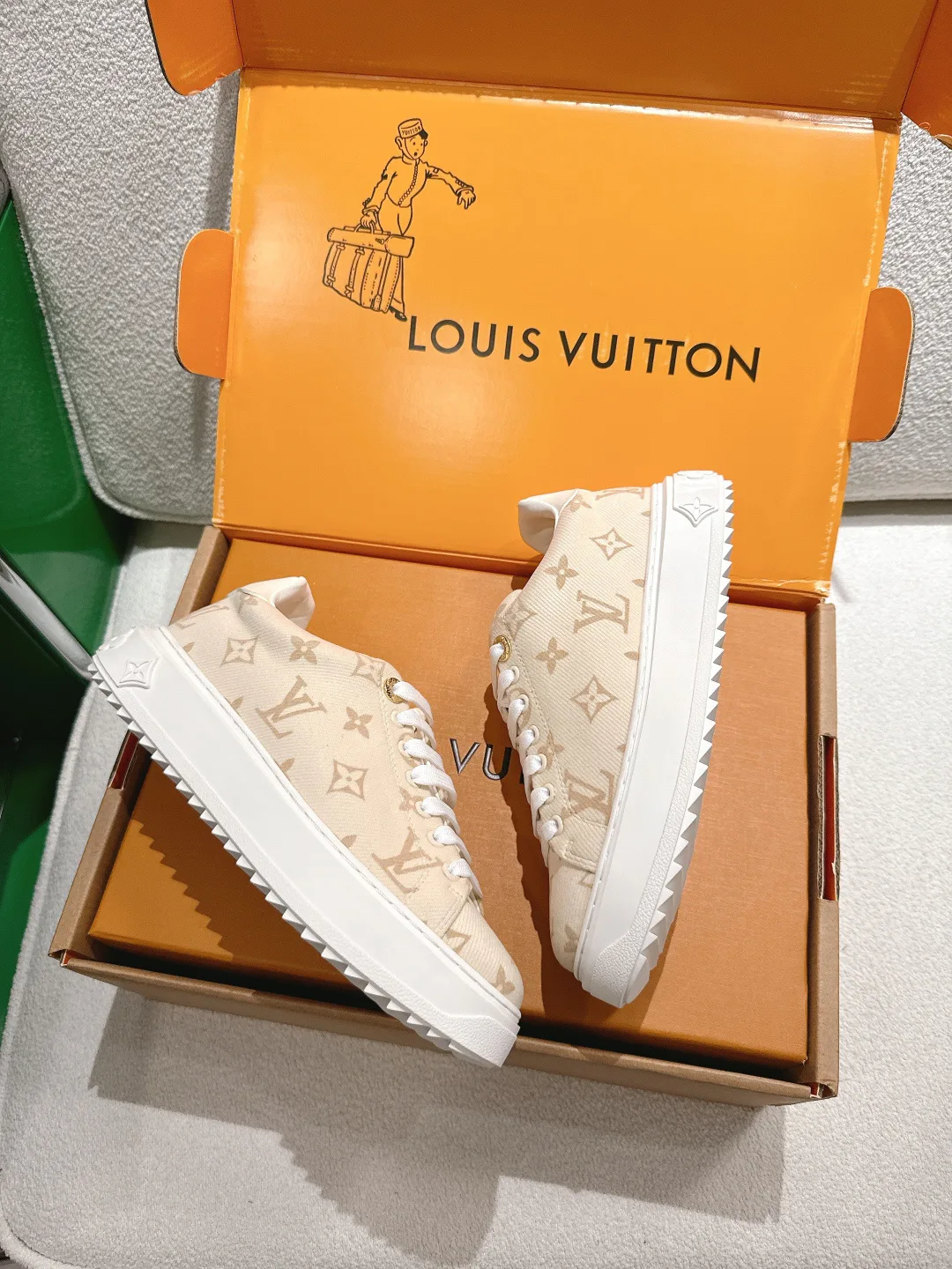 Кроссовки Женские Louis Vuitton 18677725