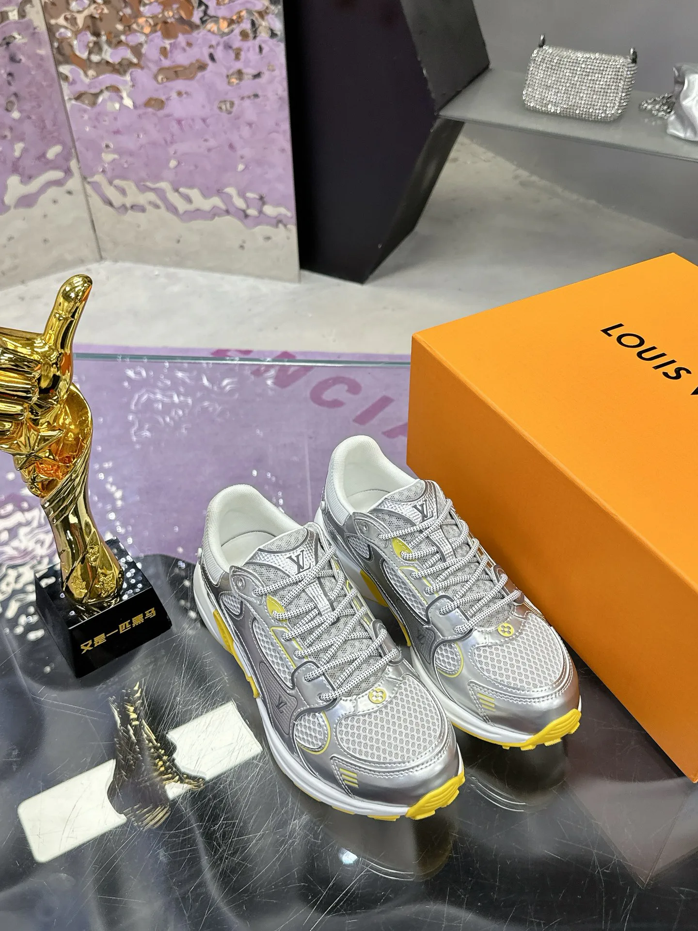 Кроссовки Женские Louis Vuitton 17530433