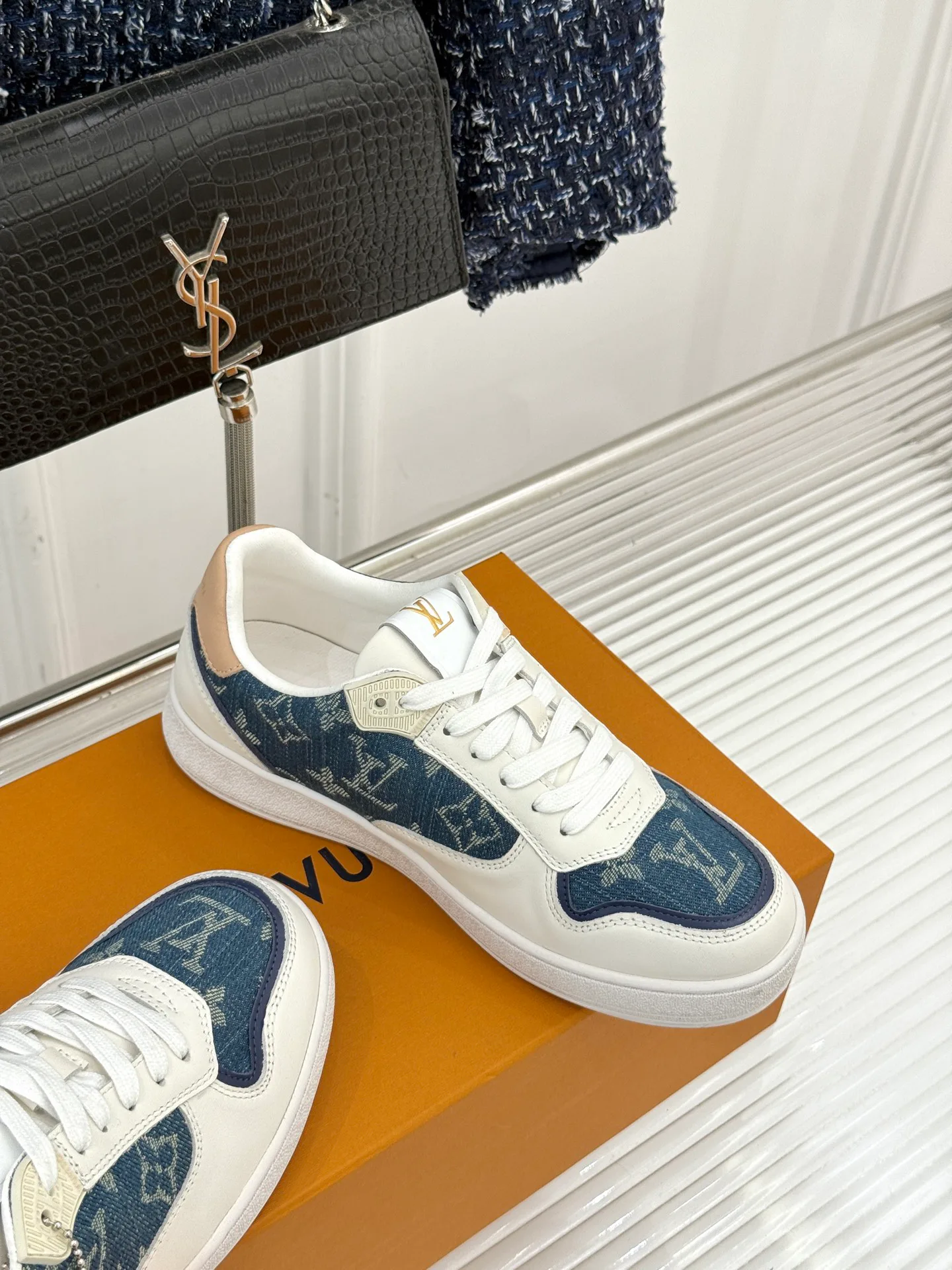 Кроссовки Женские Louis Vuitton 18036321