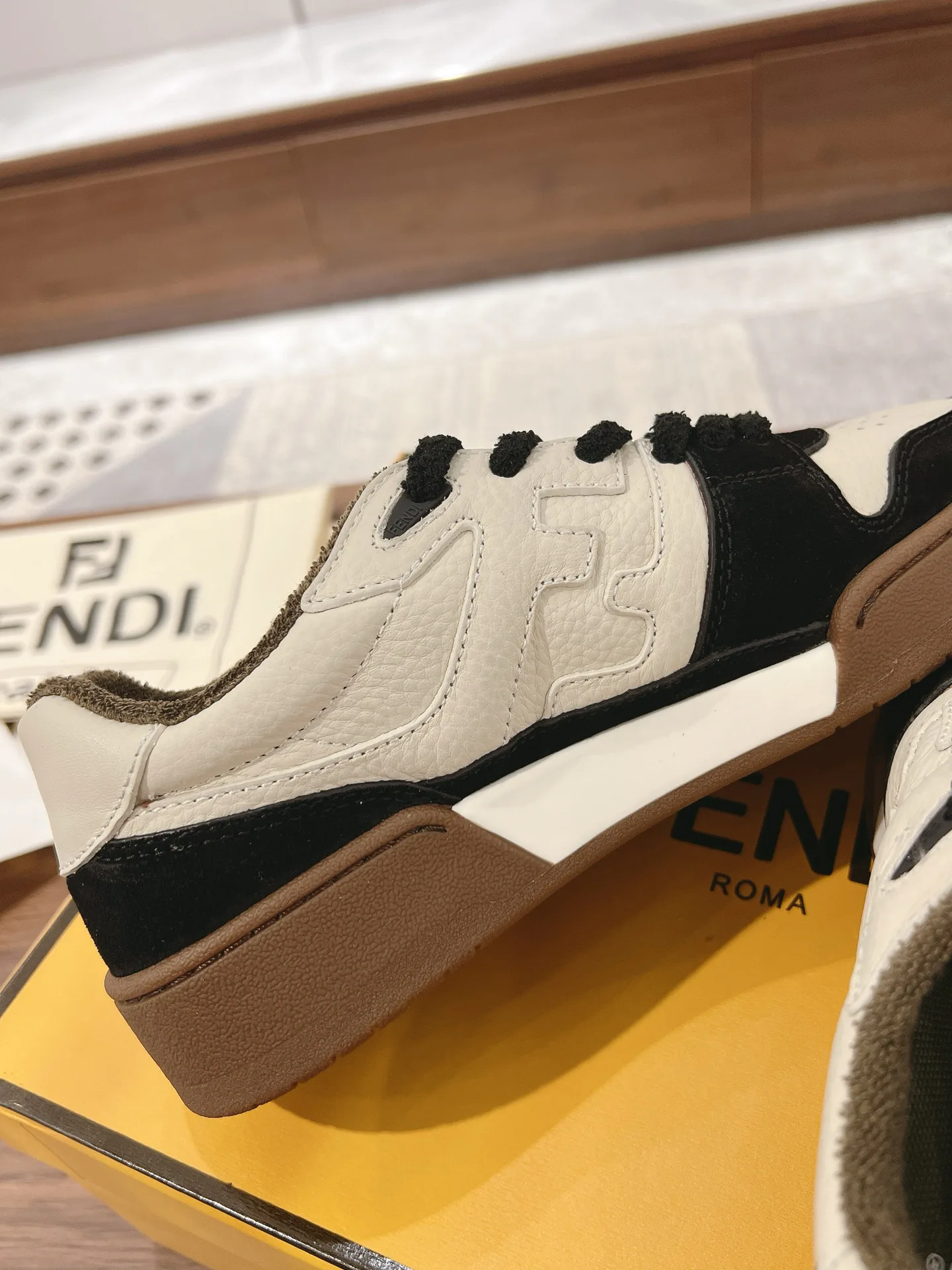 Кроссовки Женские Fendi 18219599