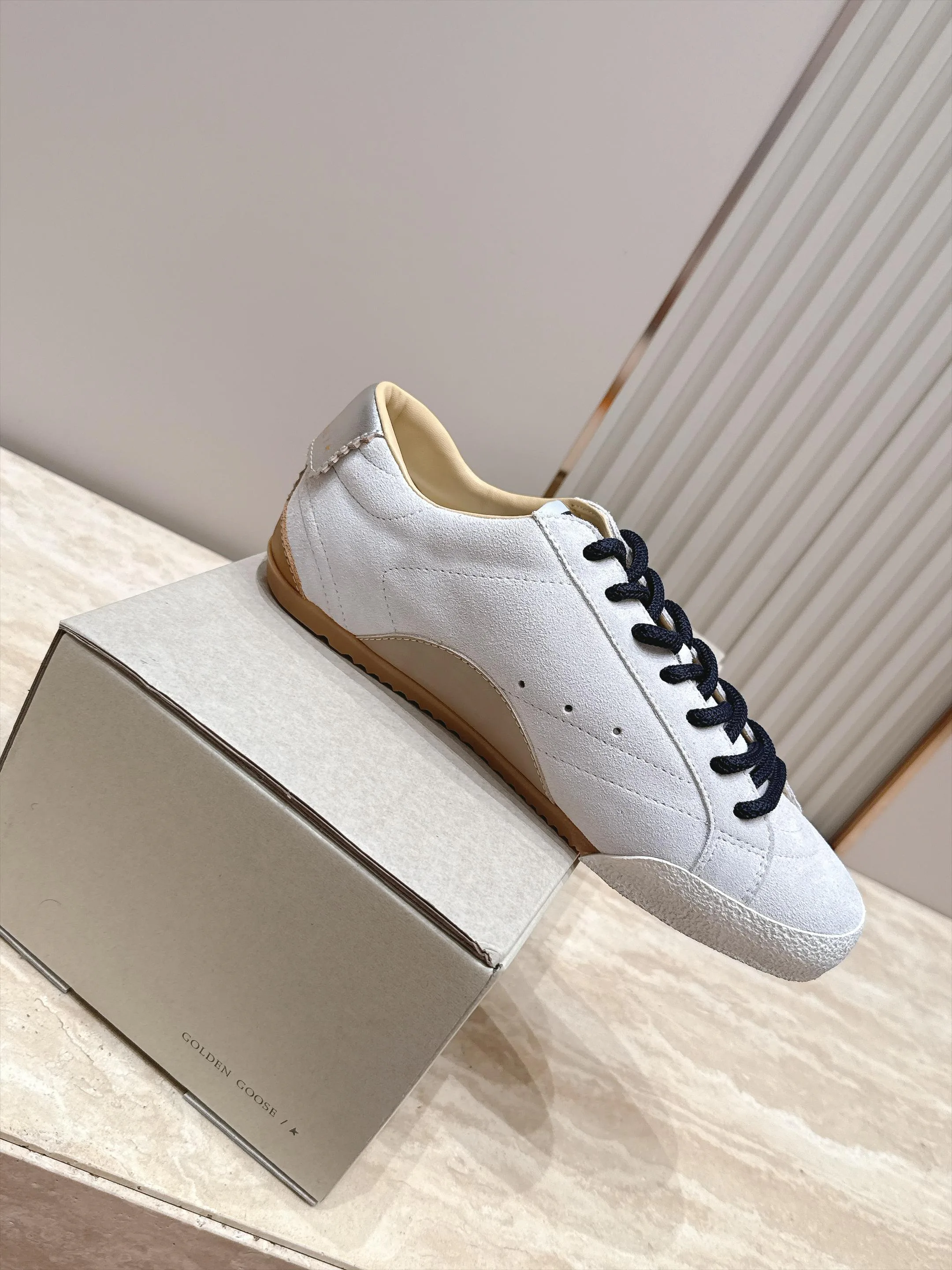 Кроссовки Женские Golden Goose 18420763