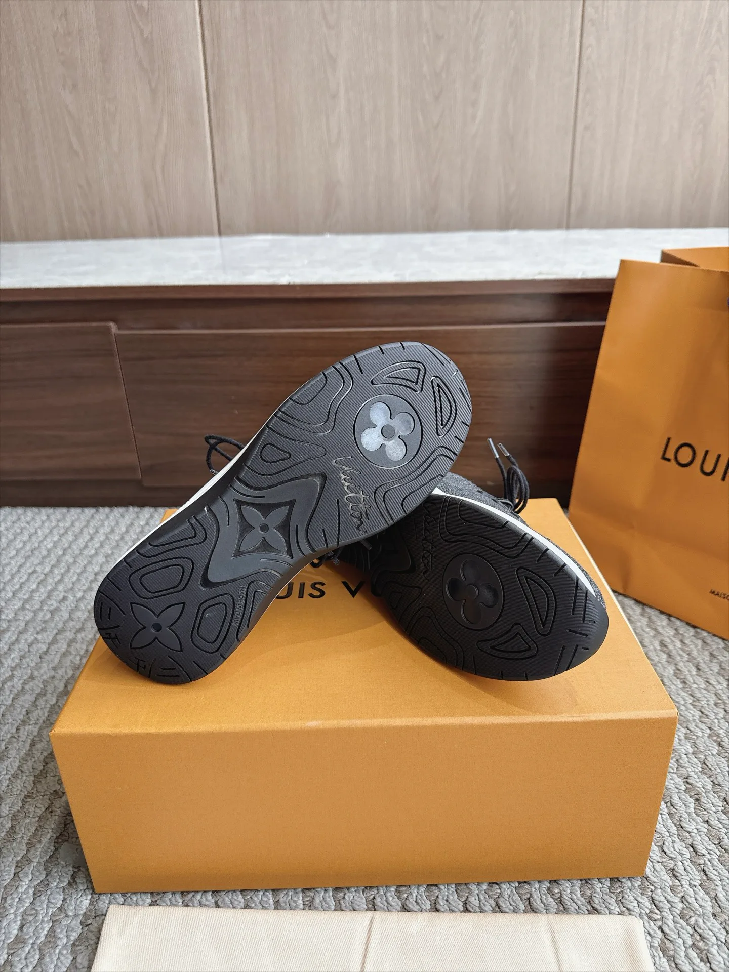 Кроссовки Женские Louis Vuitton 18333246
