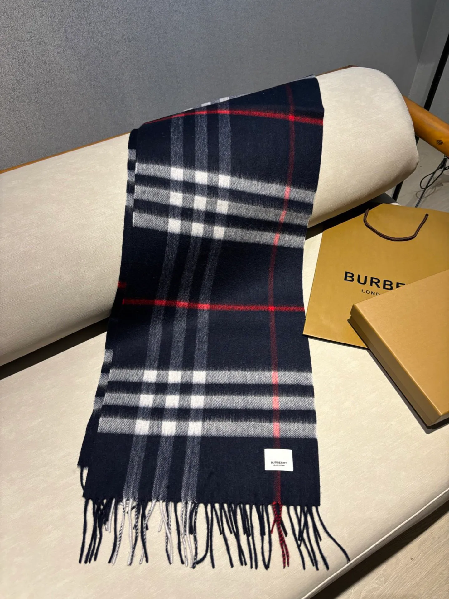 Шарфы Burberry 18507482