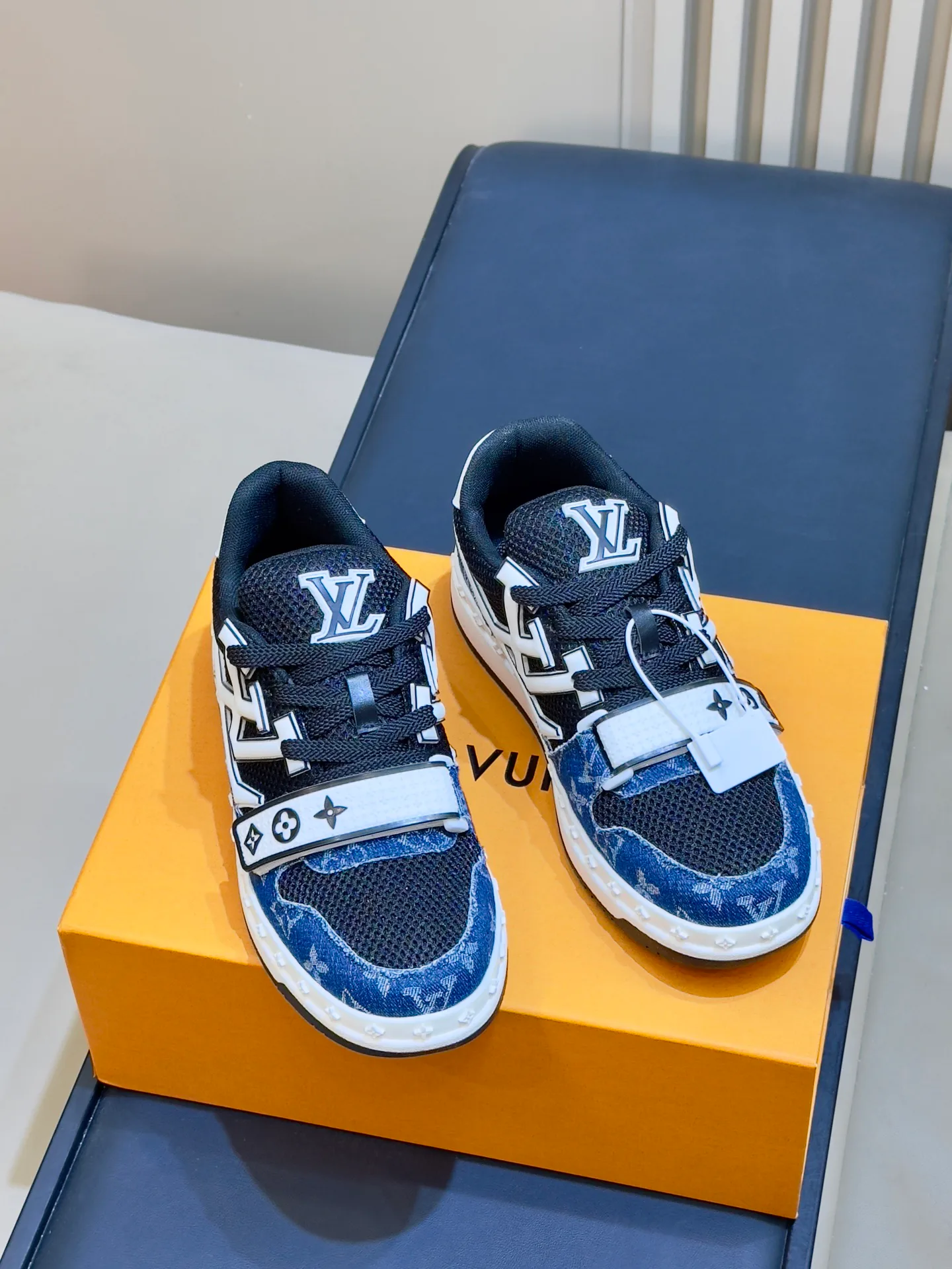 Кроссовки Женские Louis Vuitton 18073551