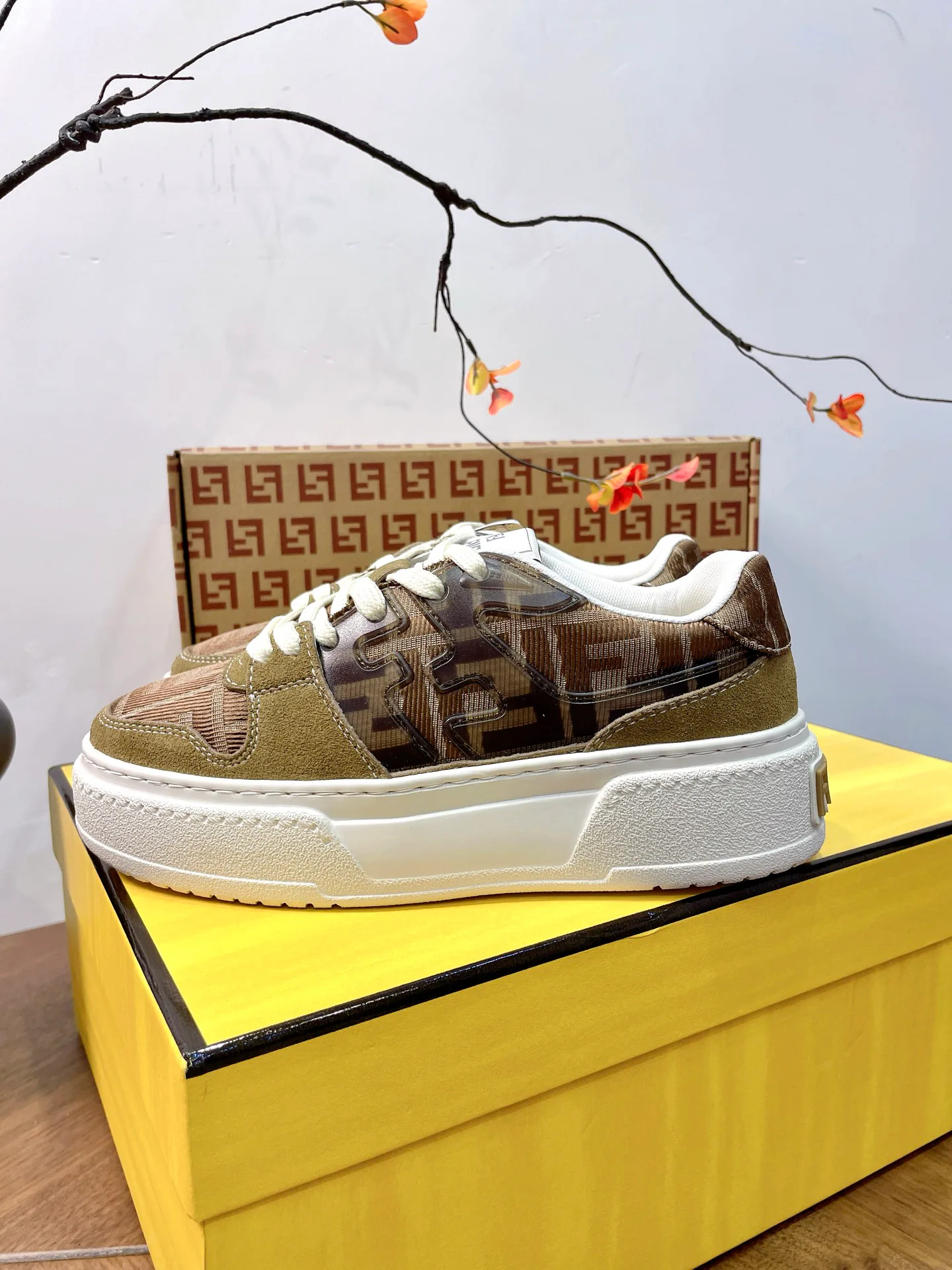 Кроссовки Женские Fendi 17957341