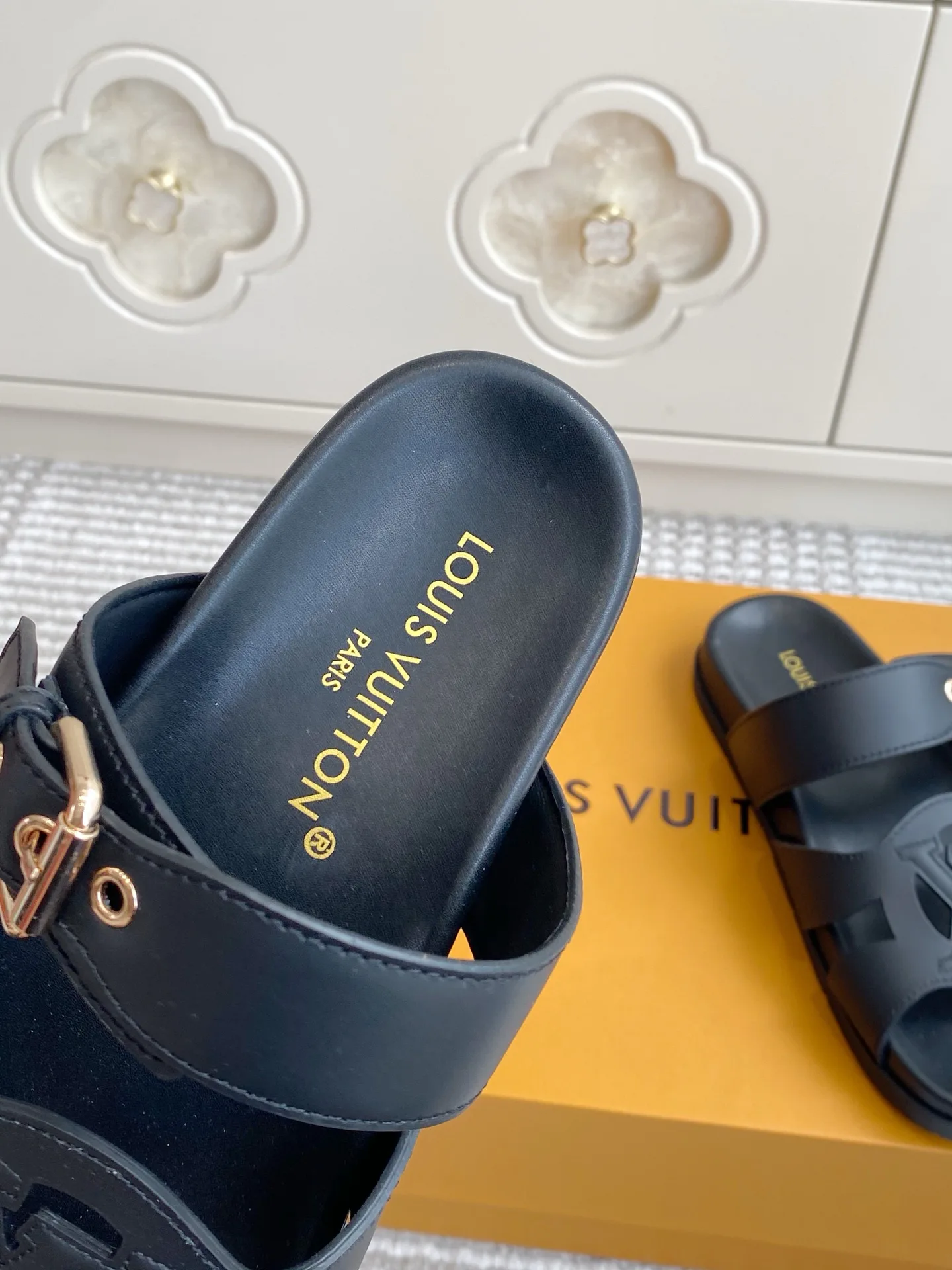 Шлепанцы Женские Louis Vuitton 17572158