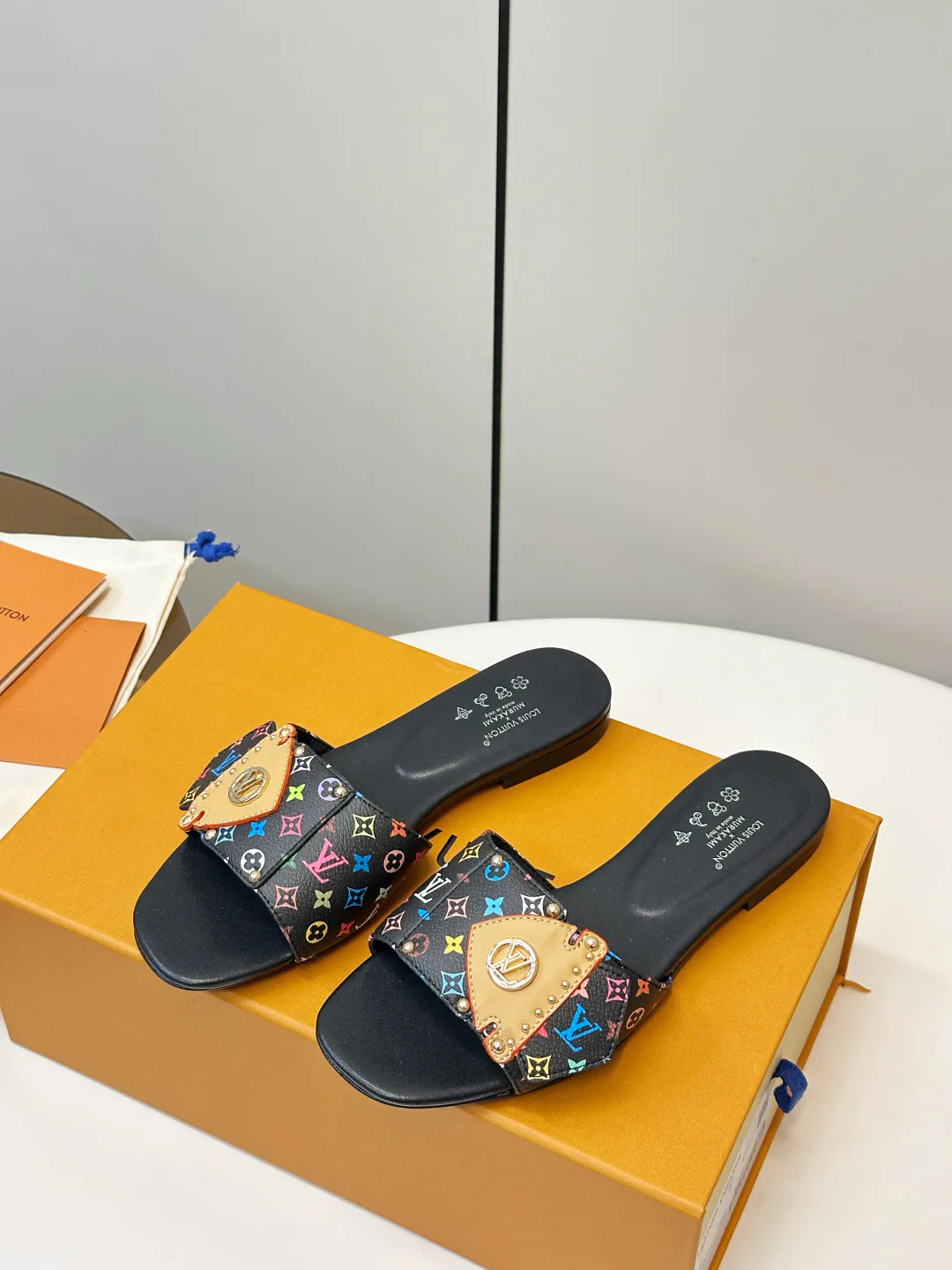 Шлепанцы Женские Louis Vuitton 12338563