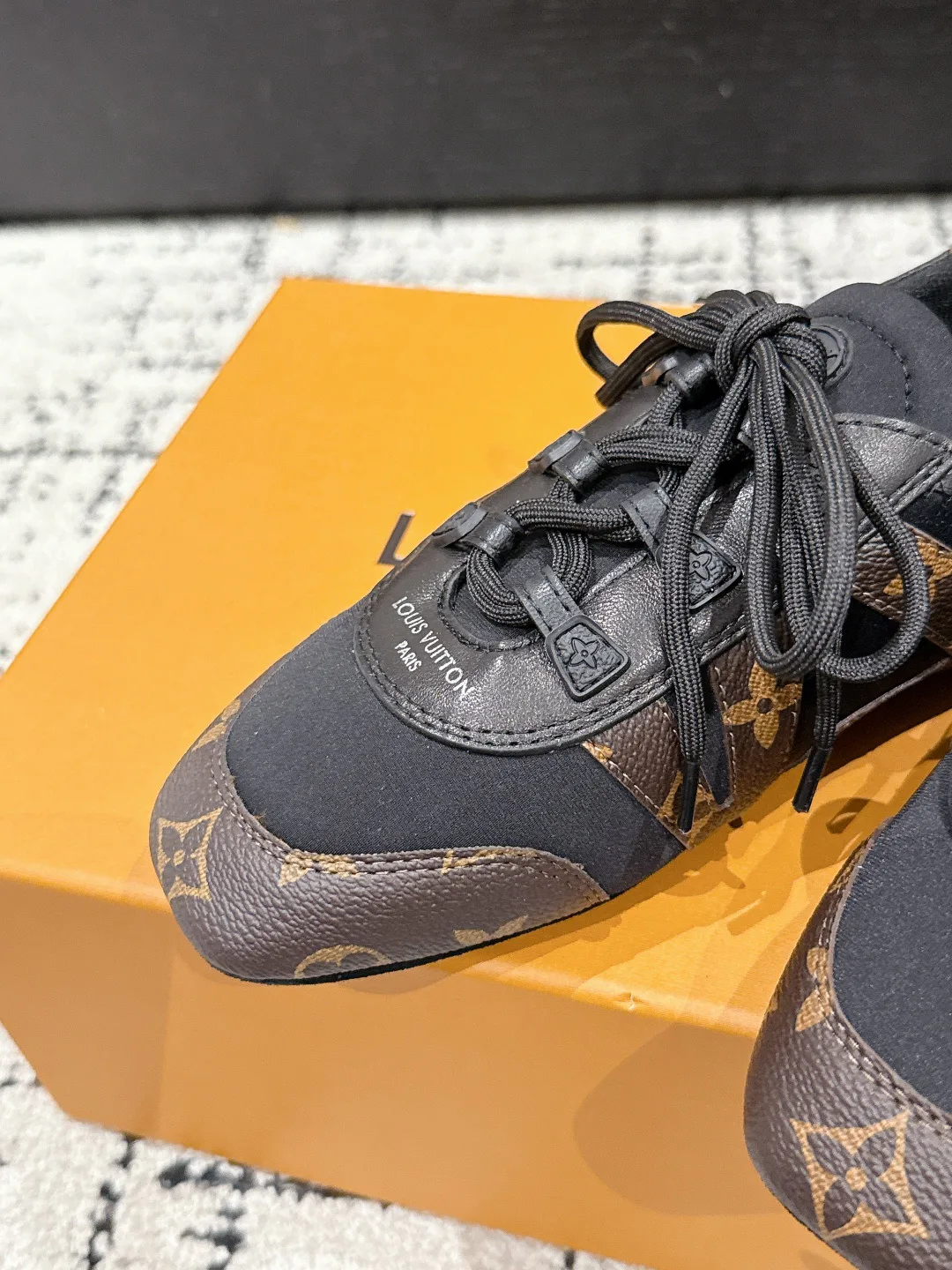 Кроссовки Женские Louis Vuitton 18409748