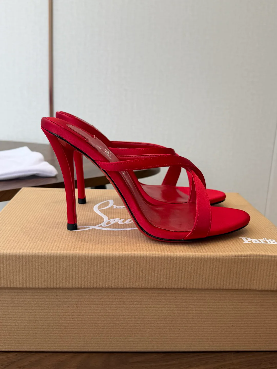 Босоножки Женские Christian Louboutin 18183100