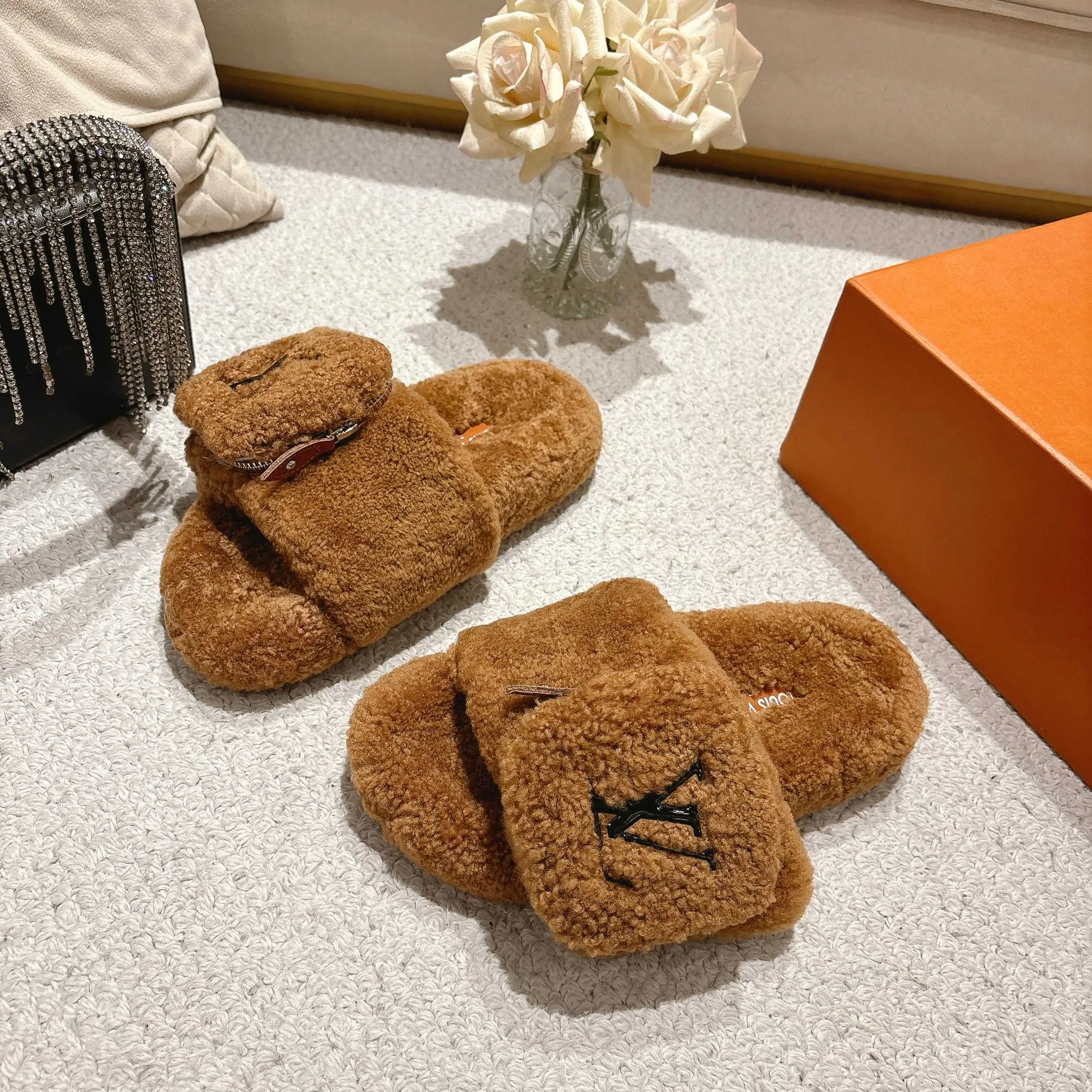 Тапочки Женские Louis Vuitton 17957252