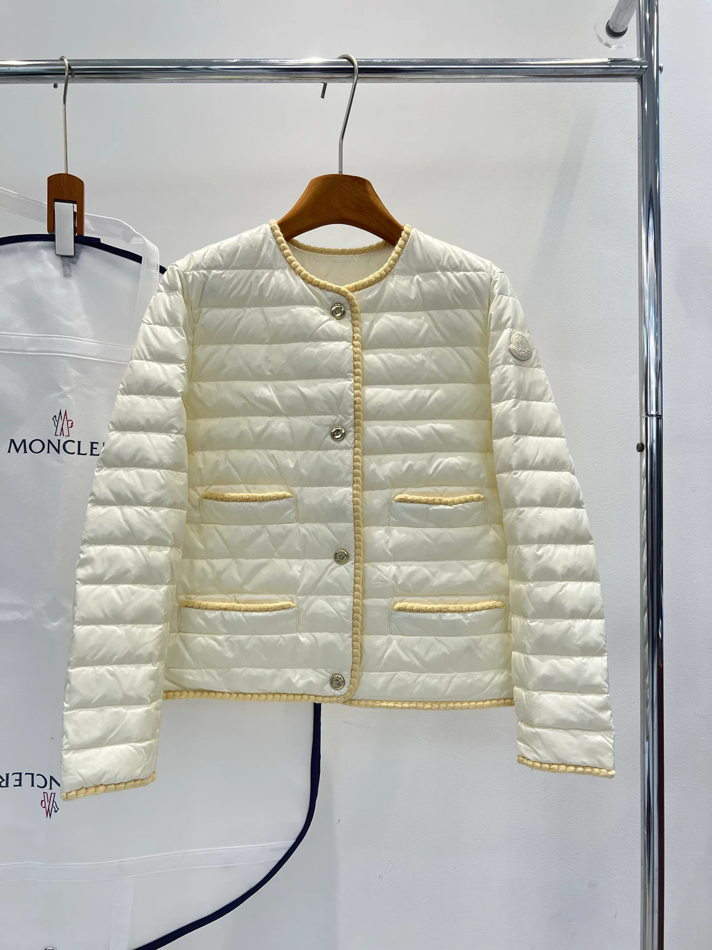 Куртки И Пуховики Женские Moncler 17959344