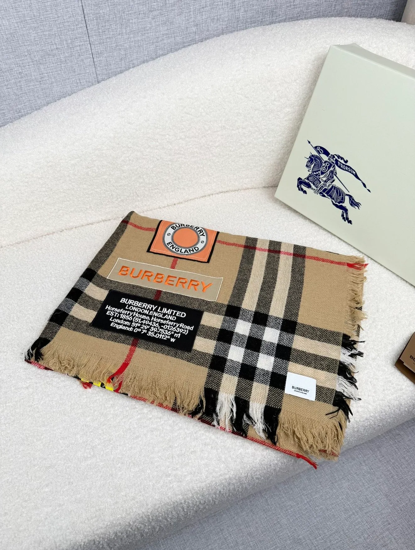 Шарфы Burberry 18675842