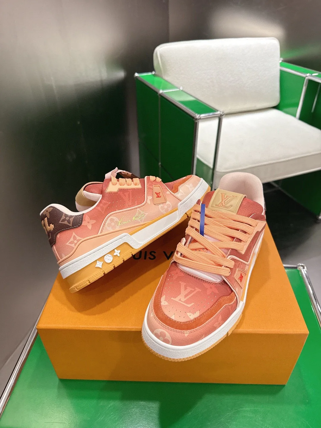 Кроссовки Женские Louis Vuitton 12156536