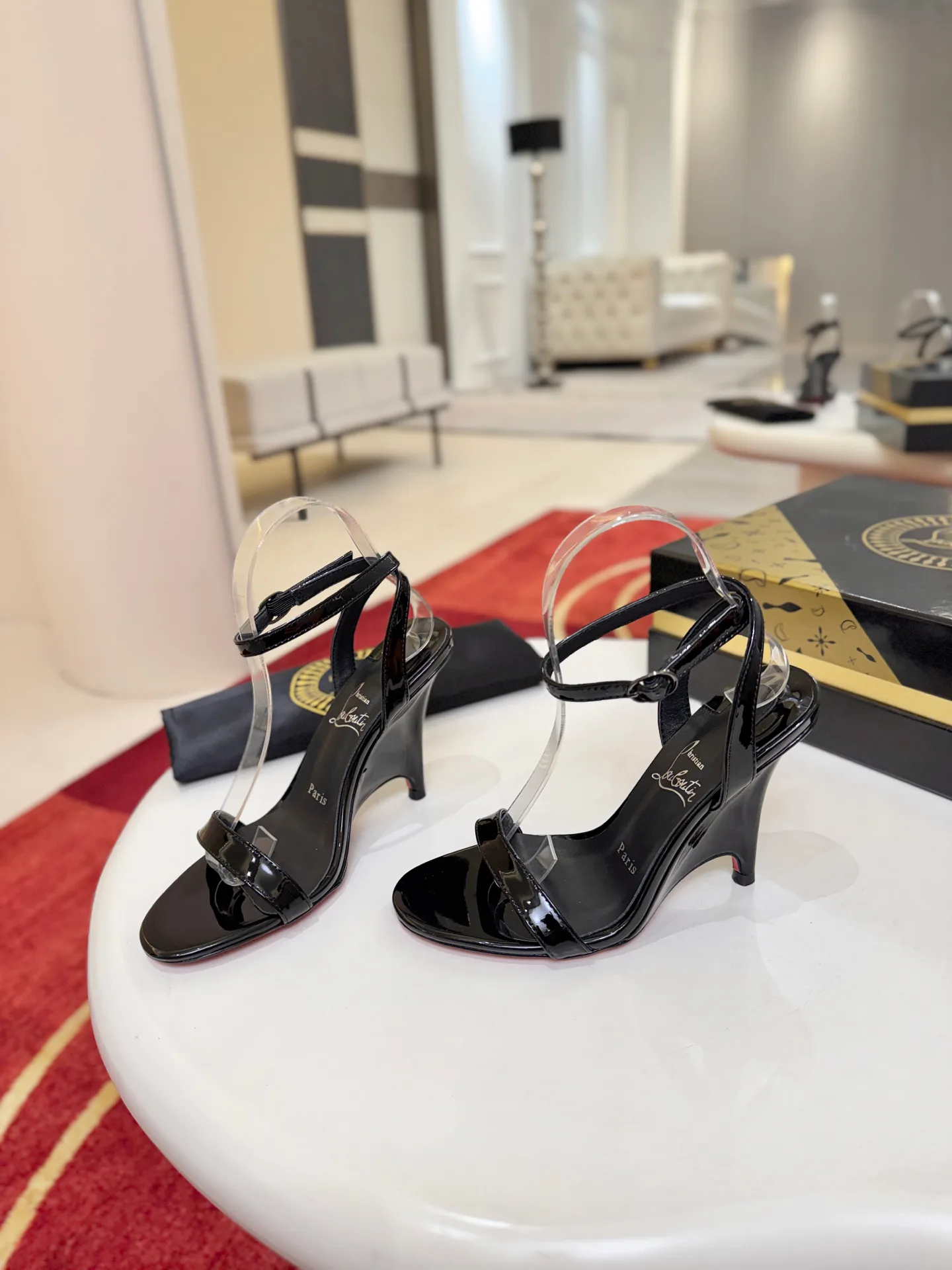 Босоножки Женские Christian Louboutin 18500908