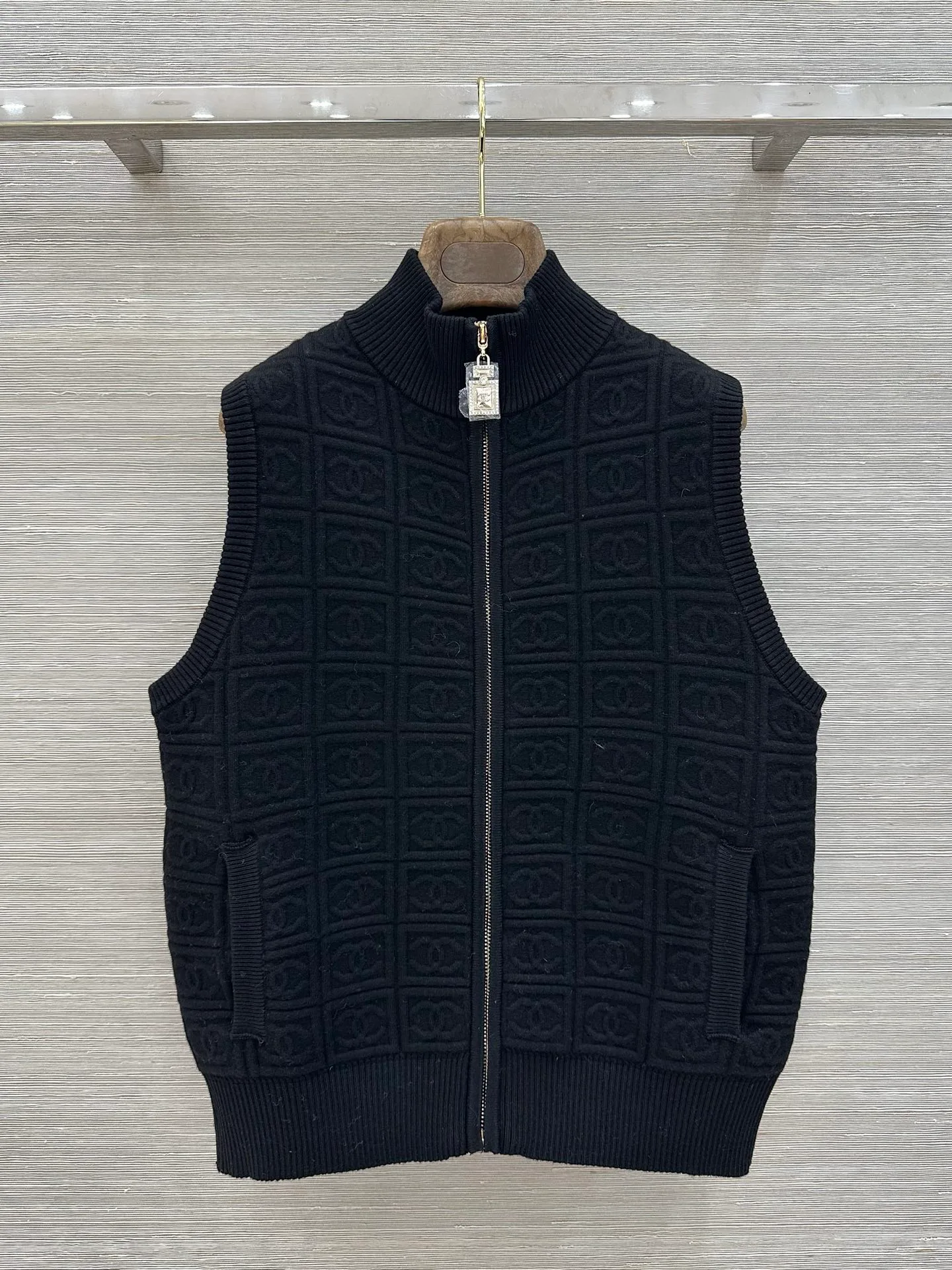 Жилеты Женские Chanel 19241386